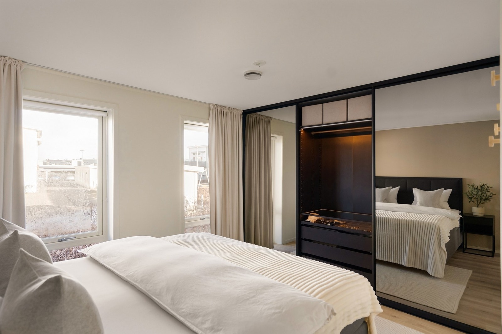 Rommet har en integrert skyvedørsgarderobe med speilflate. Galleribilde