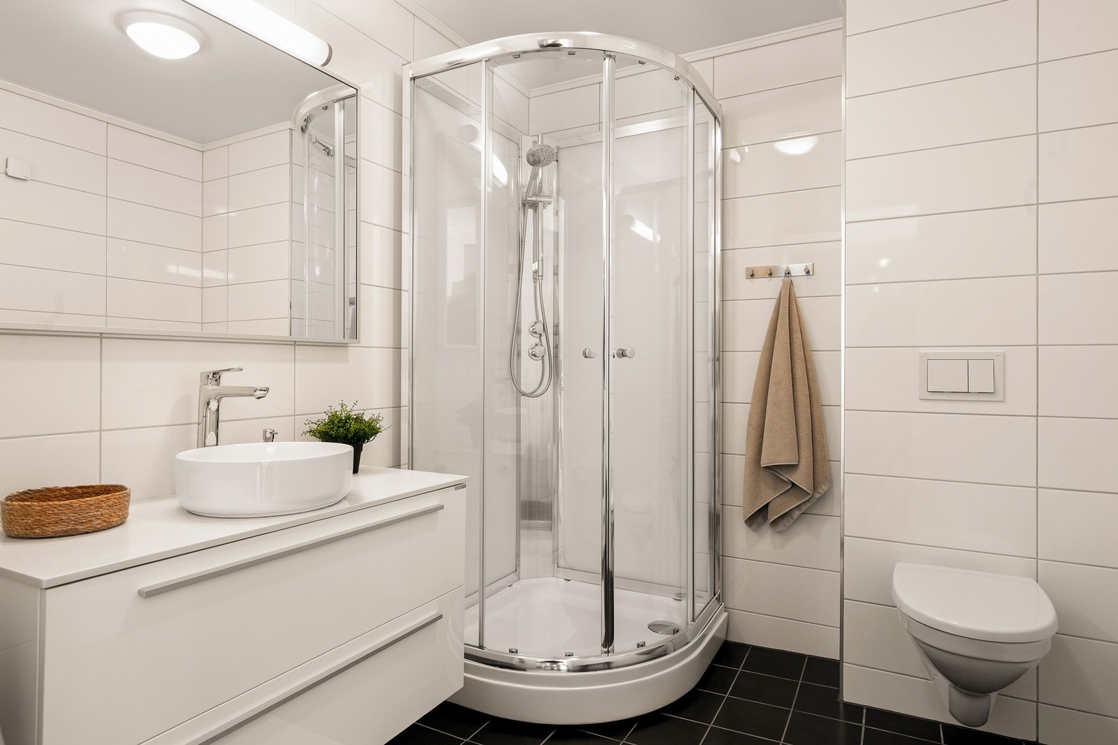 Pent og flislagt baderom. Galleribilde