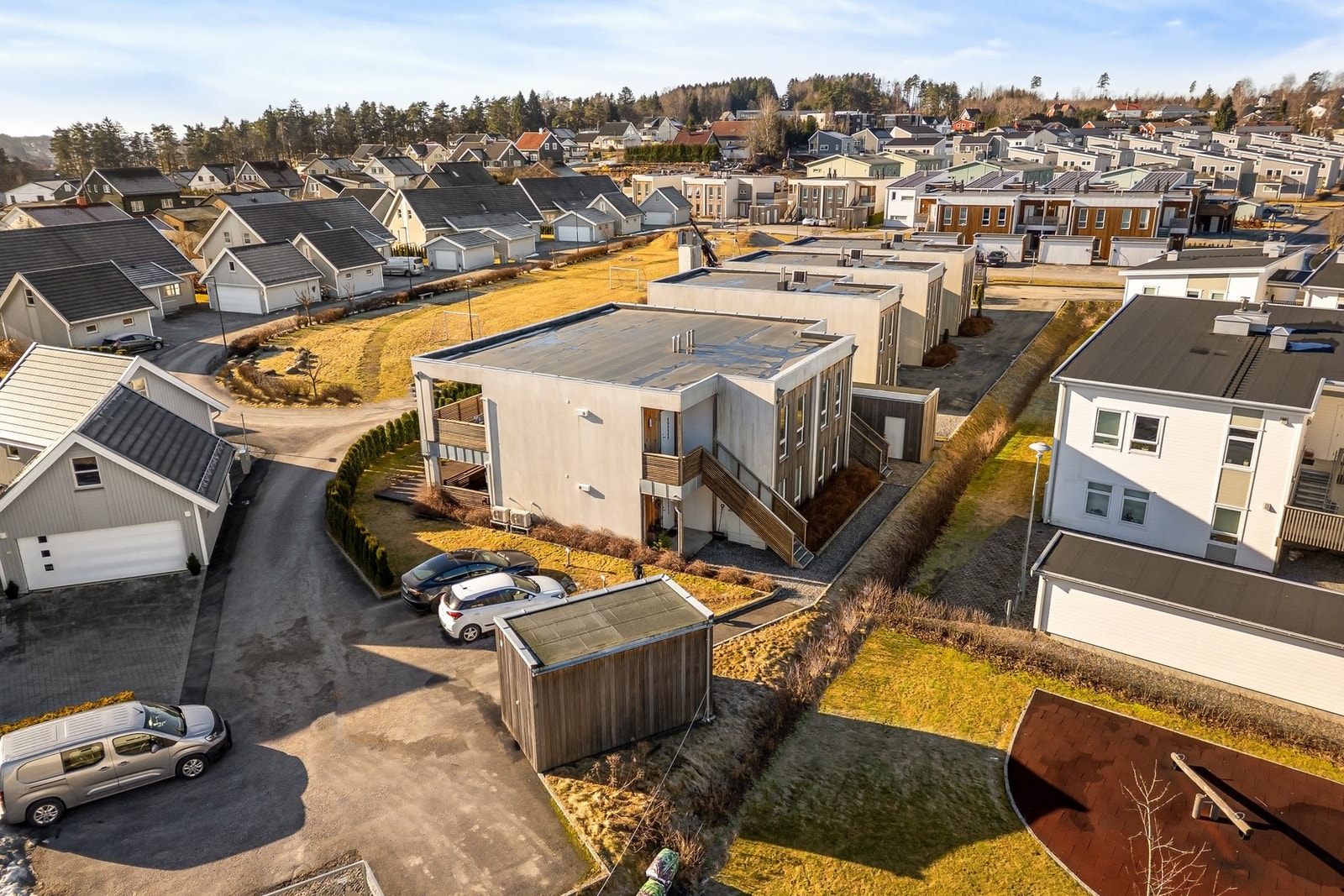 Sentralt og barnevennlig. Lekeplass like utenfor. Galleribilde