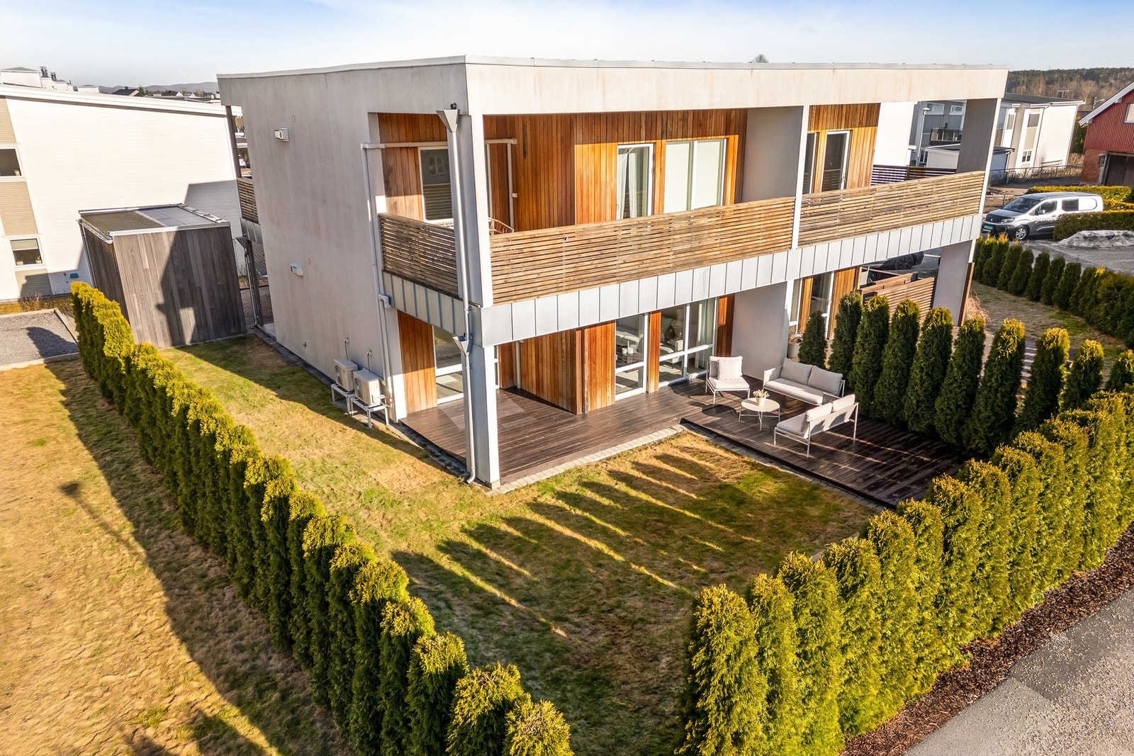 Hagen er pent innrammet med tujahekk. Galleribilde