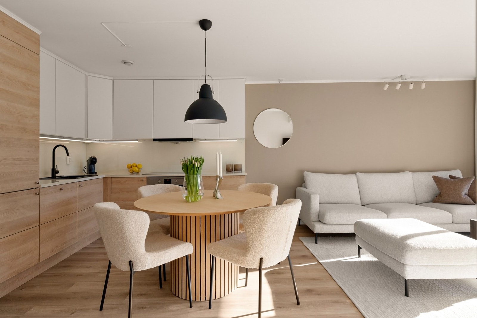 Det er åpen løsning mellom stuen og kjøkkenet. Galleribilde