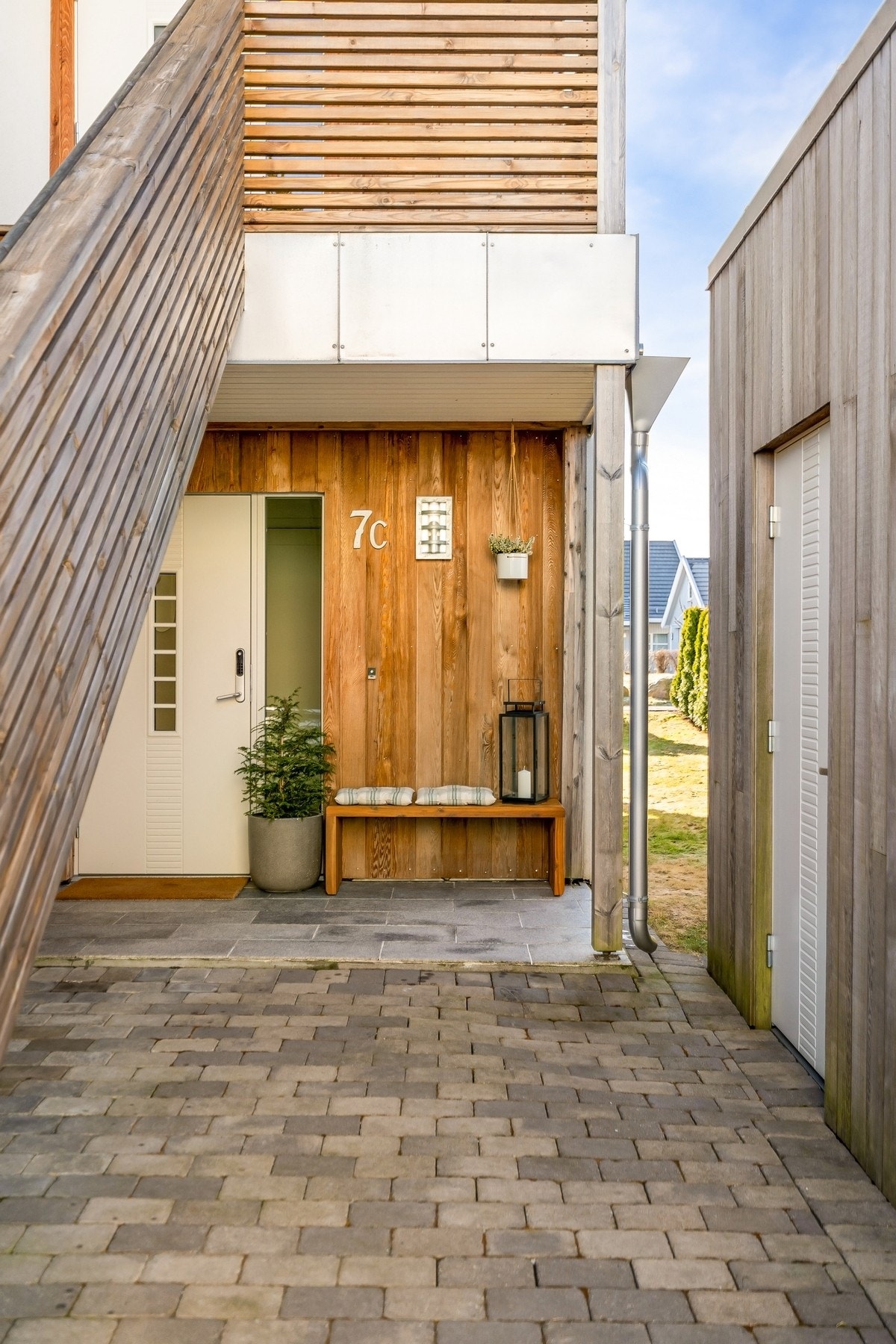 Hyggelig sitteplass ved inngangspartiet. Galleribilde