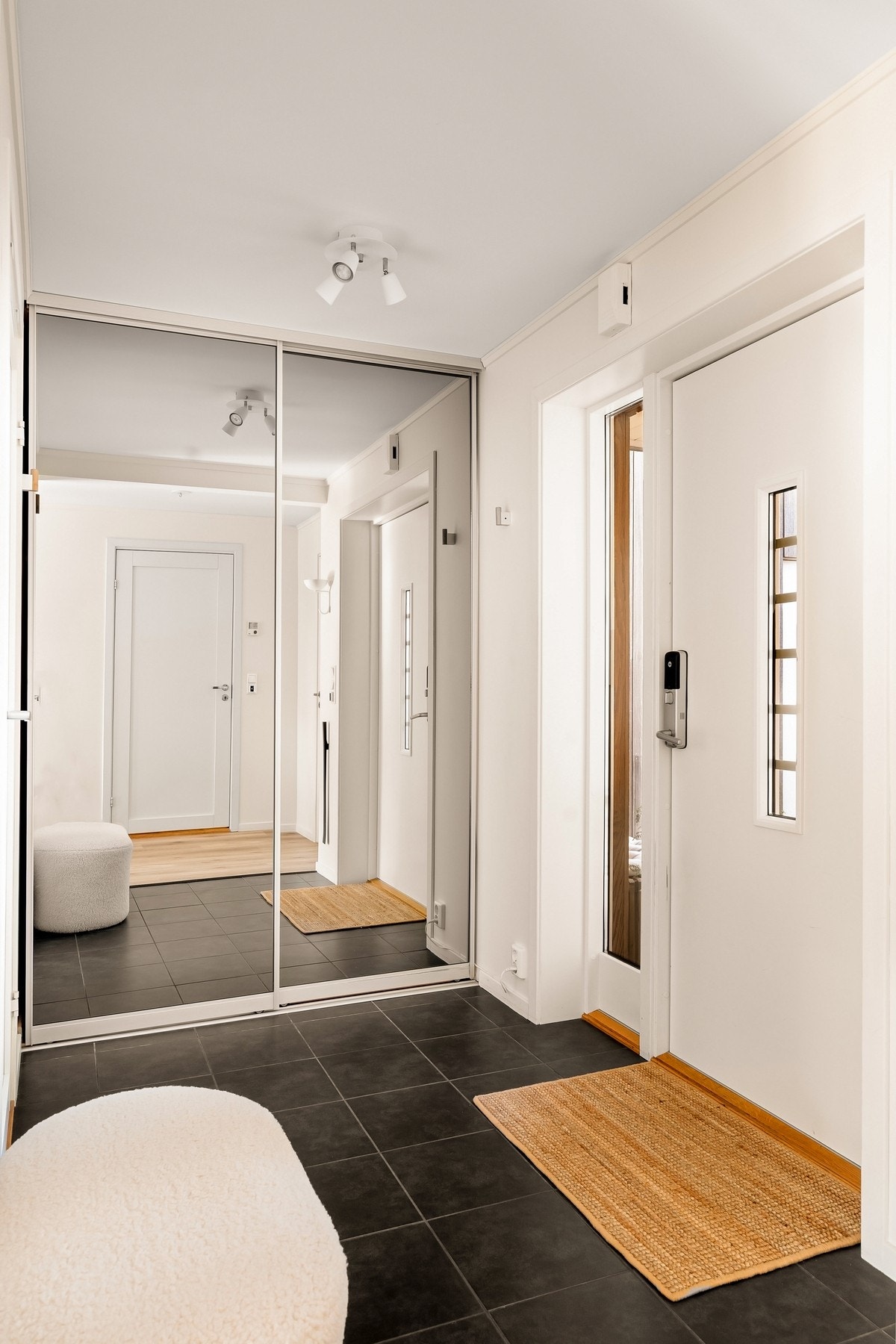 Det er også en skyvedørsgarderobe i entreen. Galleribilde
