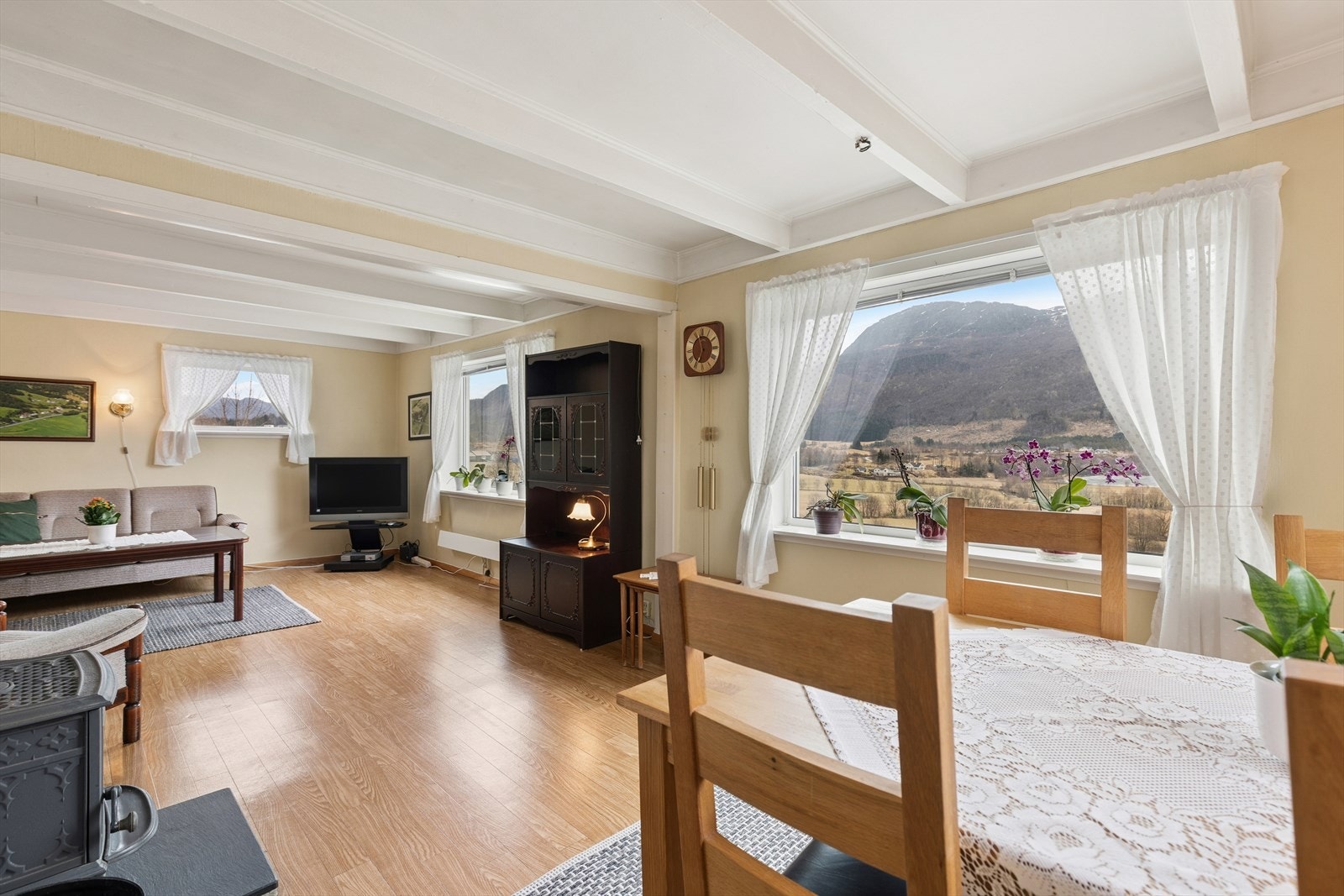 Lys og innbydende stue med store vindusflater og god plass til både sofagruppe og spisebord. Her får du et sosialt og trivelig oppholdsrom med flott utsyn mot vatsvatnet. Galleribilde