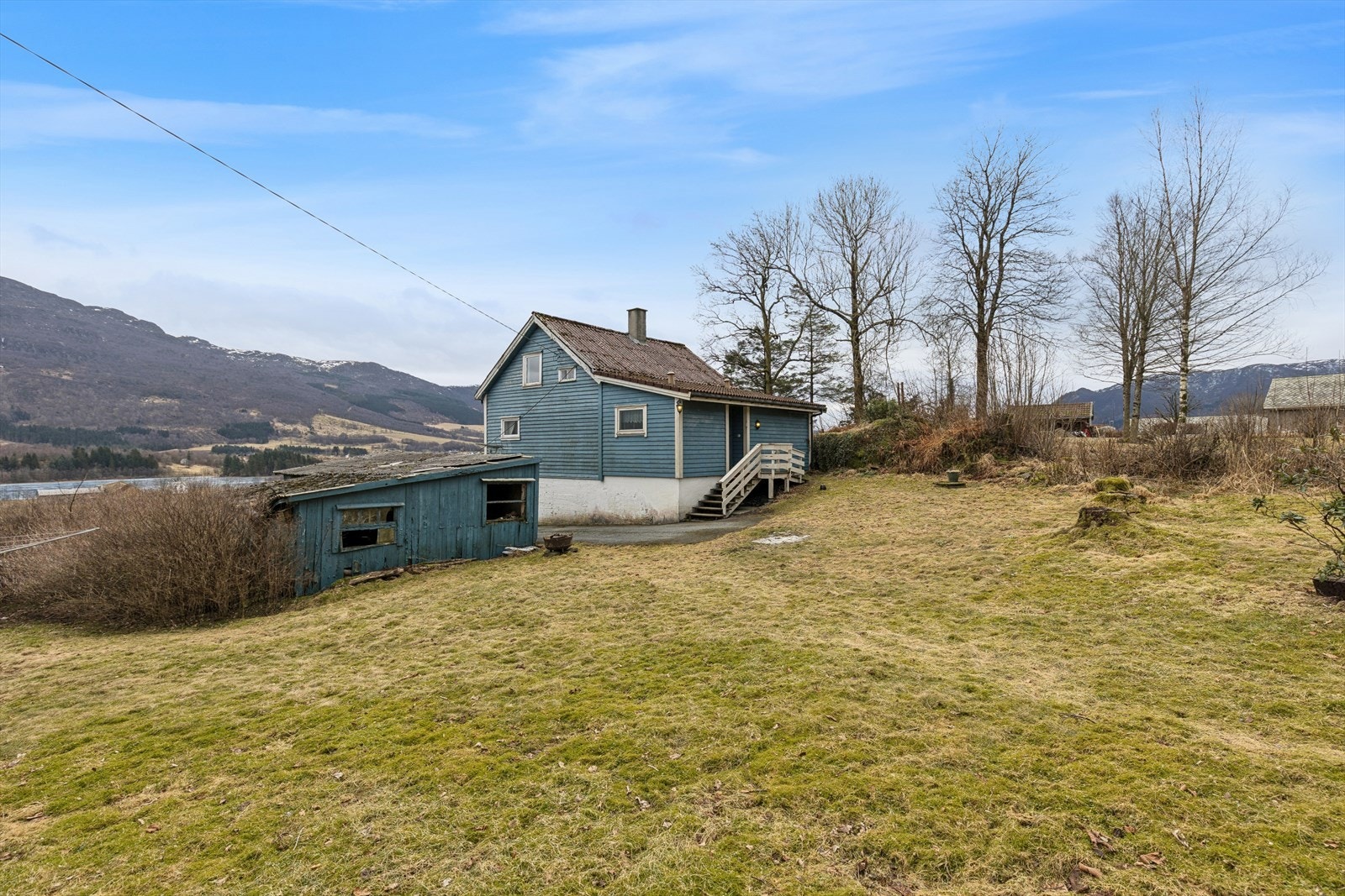 Enebolig med romslig hage på stor tomt. Galleribilde