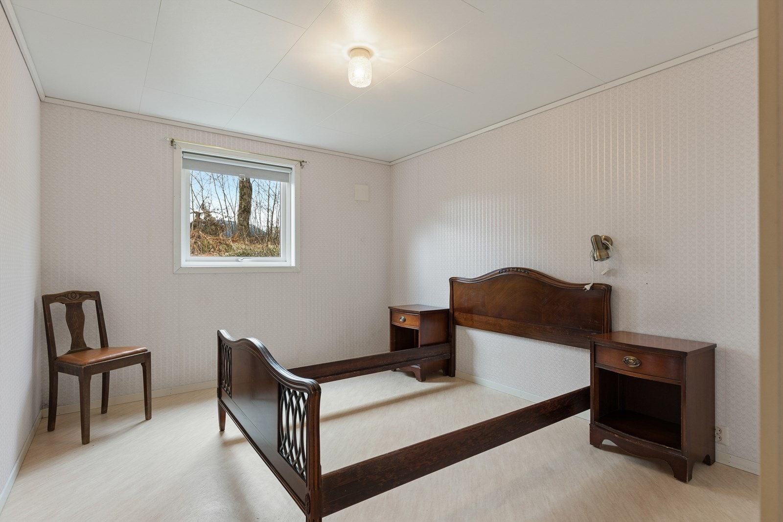 Hovedetasjen har stort soverom med rikelig plass til dobbeltseng og garderobe. Galleribilde