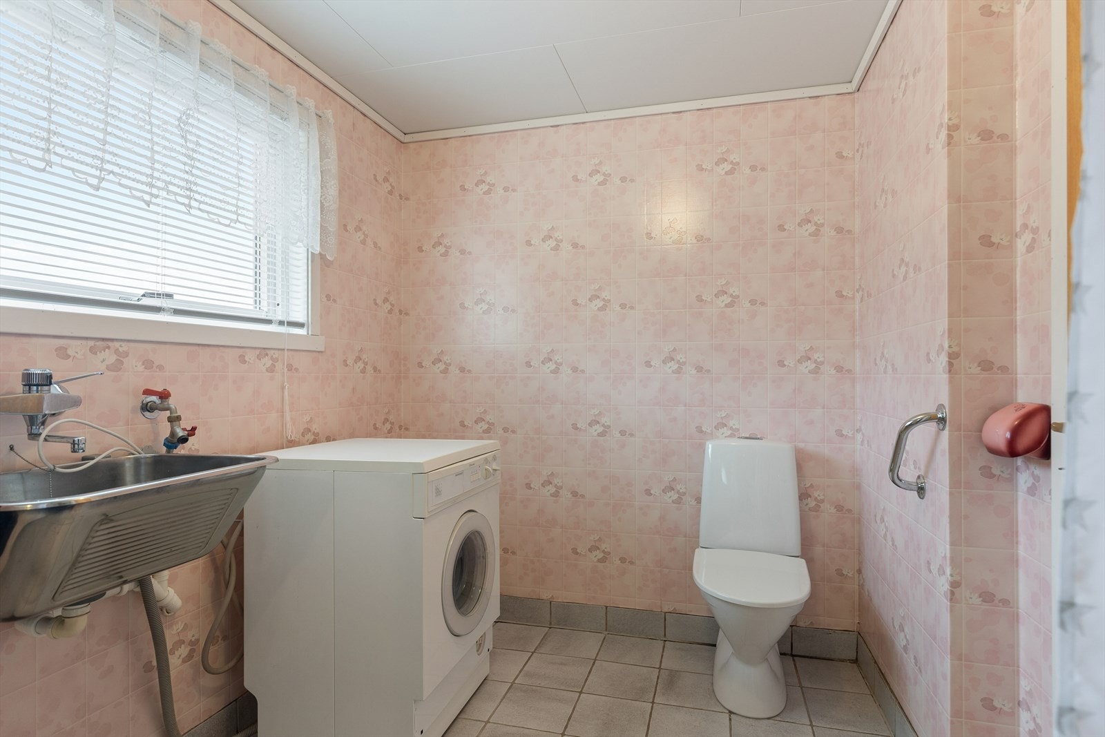 Det er varmekabler i gulv. Det er fliser på vegg i dusj og våtromstapet forøvrig på vegger. Galleribilde