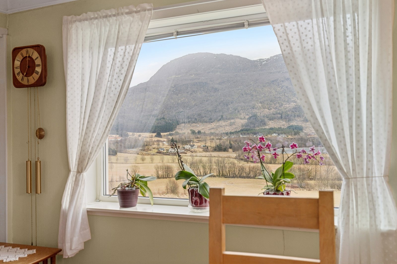 Fra stuen er det utsikt til innsjø og fjell. Galleribilde