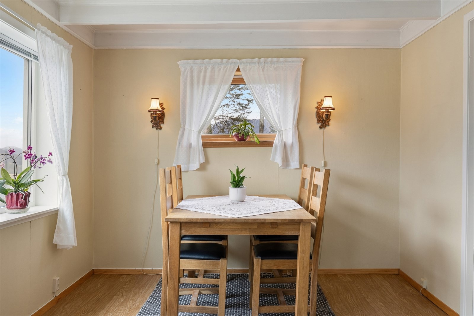 Her er det god plass til spisebord og hyggelige måltider med familie og venner. Galleribilde