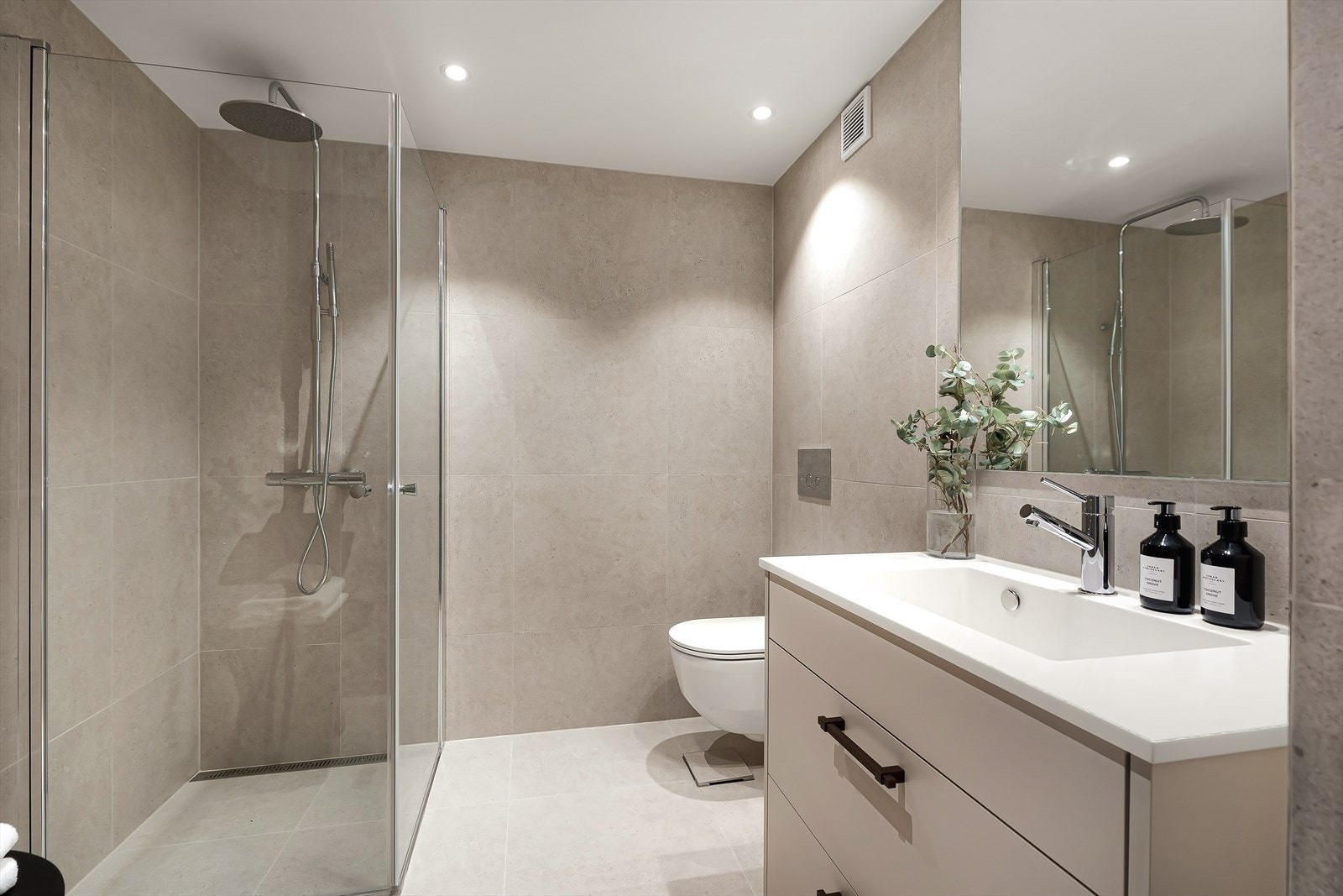 Lekkert bad 2 med dusj, wc, servant og plass for vaskemaskin og tørketrommel Galleribilde