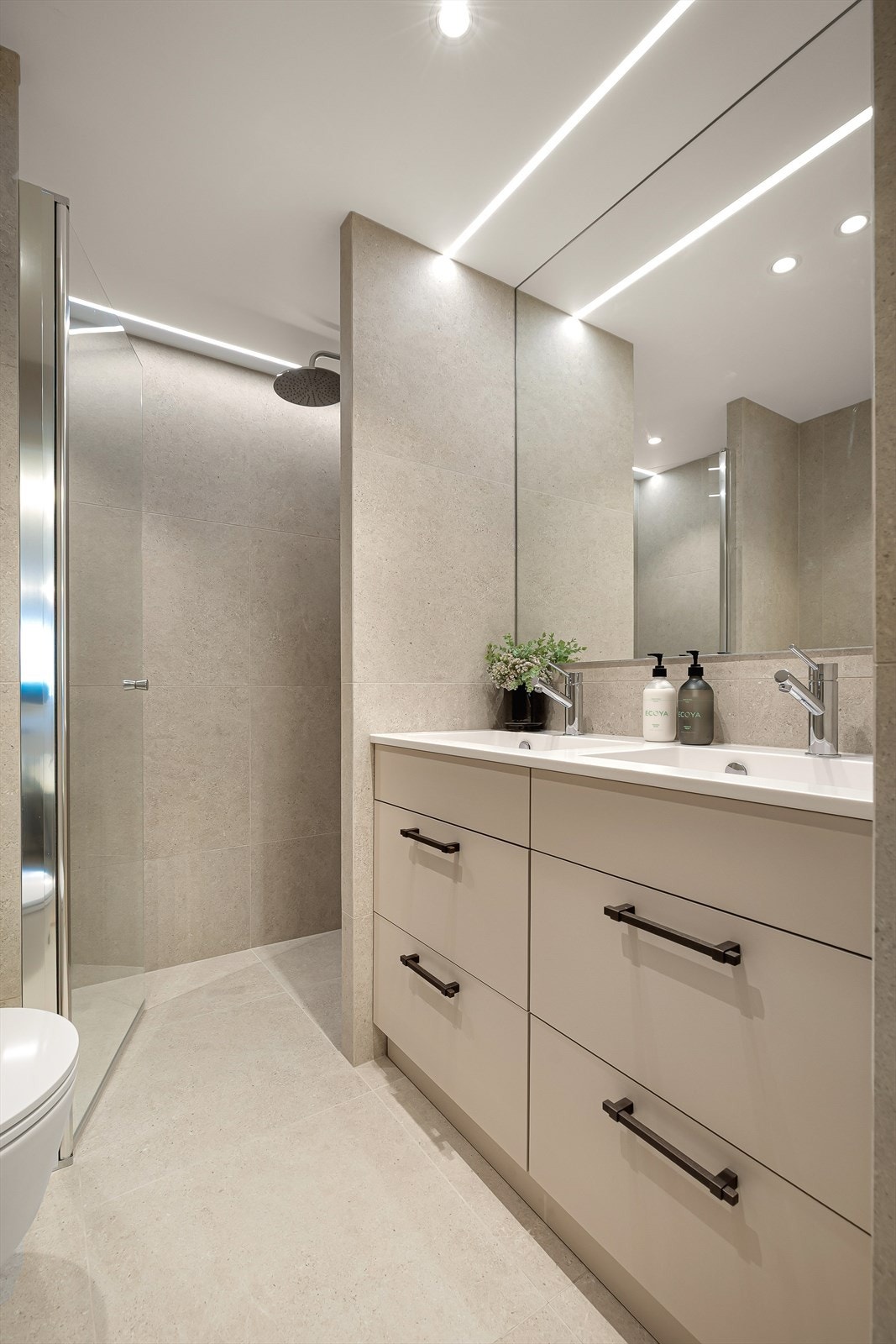 Hovedbad med dobbel servant, plassbygget innredning fra Oslo kjøkkenstudio, og fliser fra modena Galleribilde