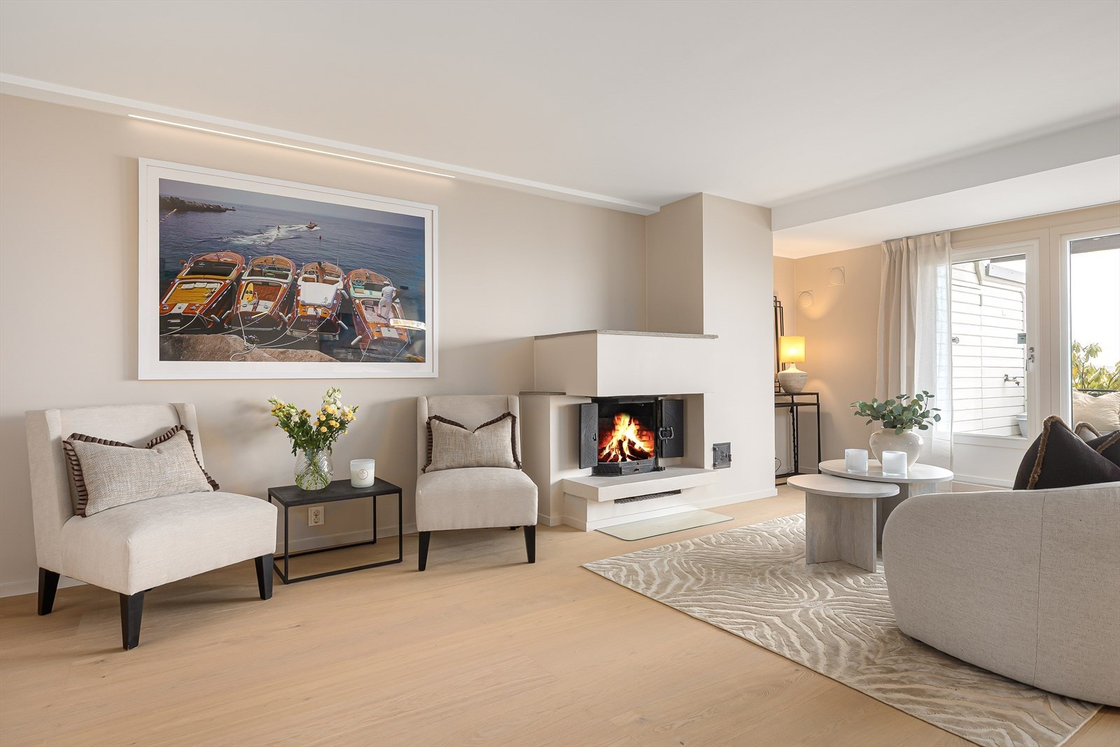 Lys og hyggelig stue med peis Galleribilde