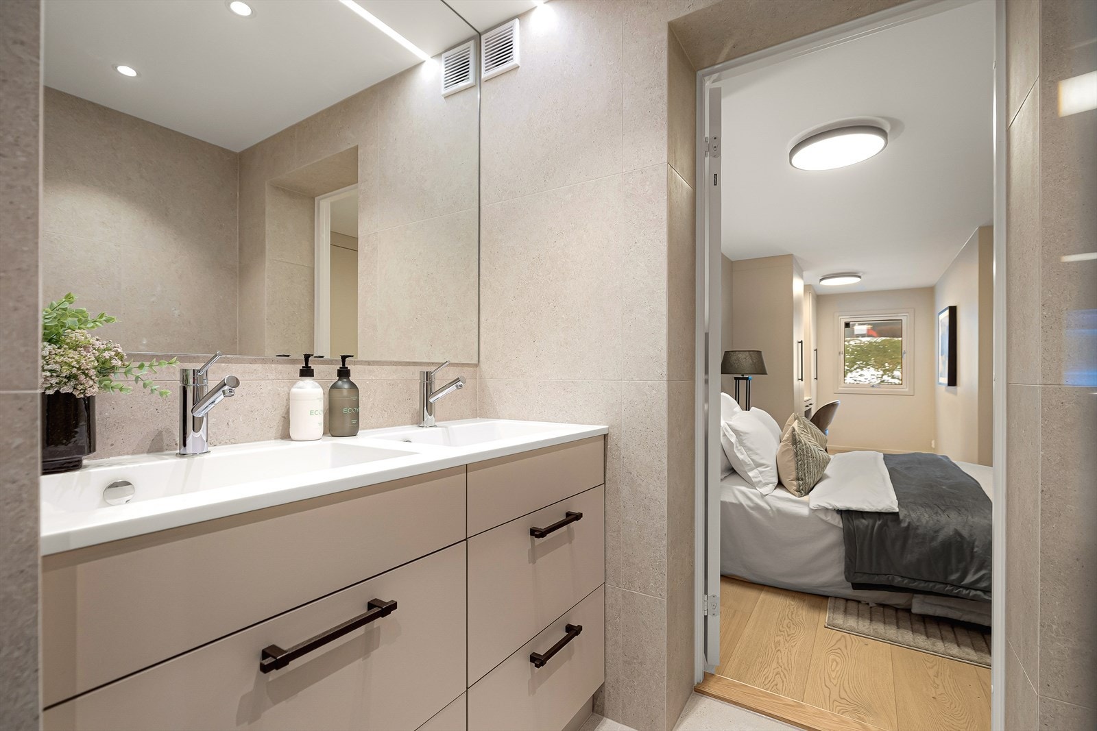 Bad 1 / Hovedbad i direkte tilknytning til soverom 1 Galleribilde