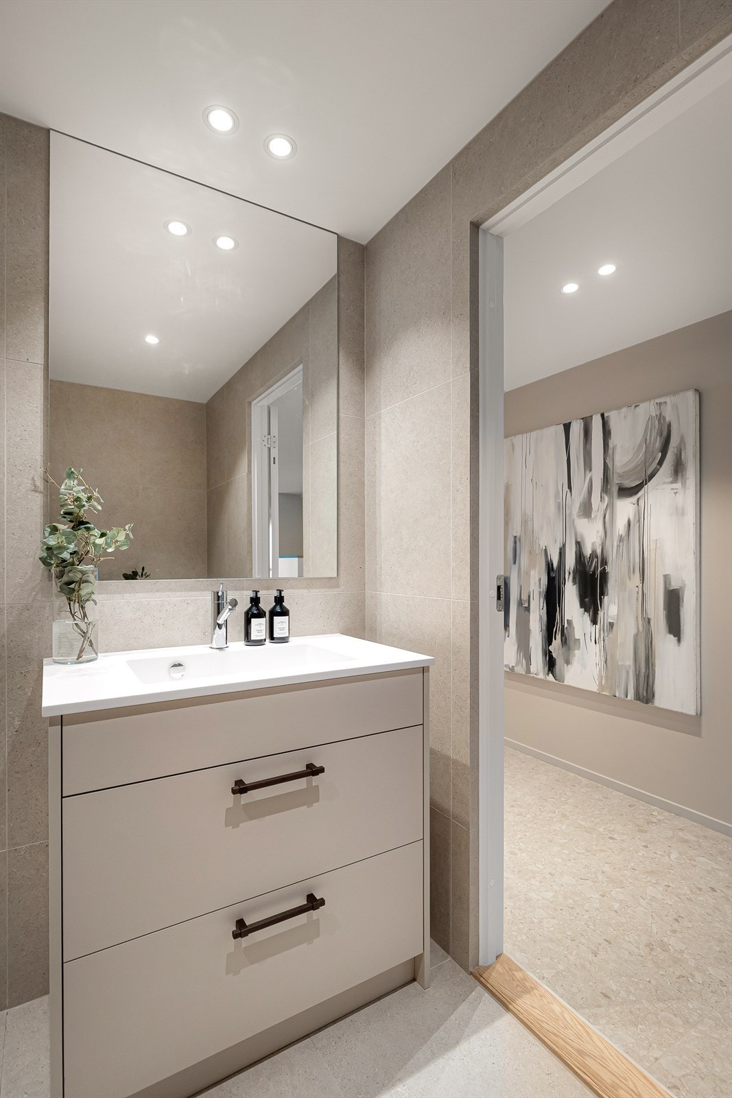 Bad 2 med inngang fra gang, innredning fra Oslo kjøkkenstudio og fliser fra modena Galleribilde