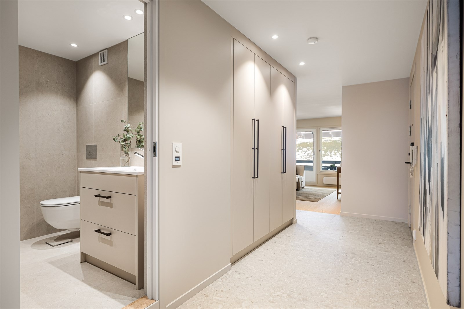 Stor hall med snekkerbygget garderobe fra Oslo kjøkkenstudio og inngang til gjestebad / bad 2 Galleribilde