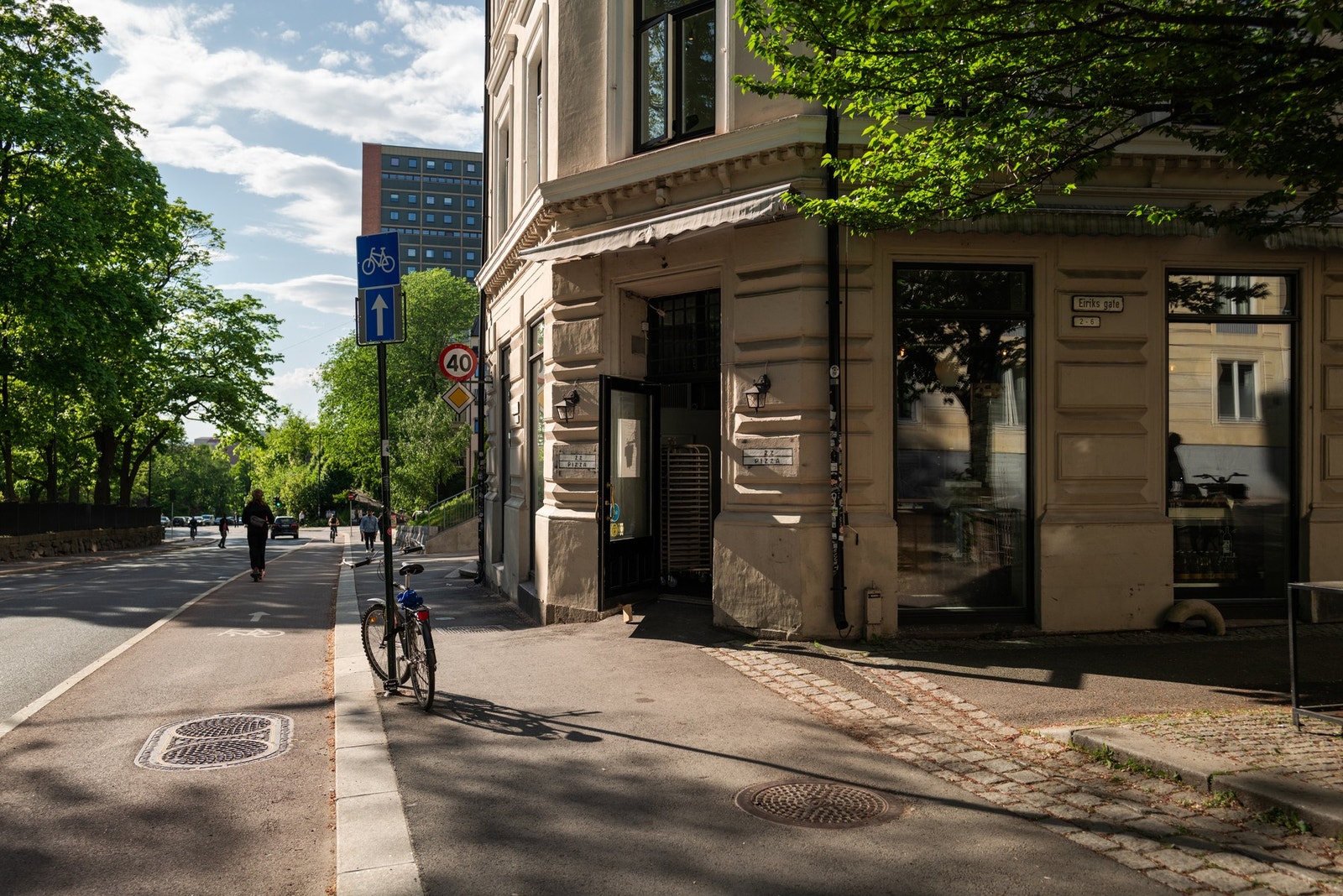 Det er kort vei til populære ZZ Pizza, som tilbyr takeaway av klassiske og kreative pizzaer laget med surdeigsbunn. Galleribilde