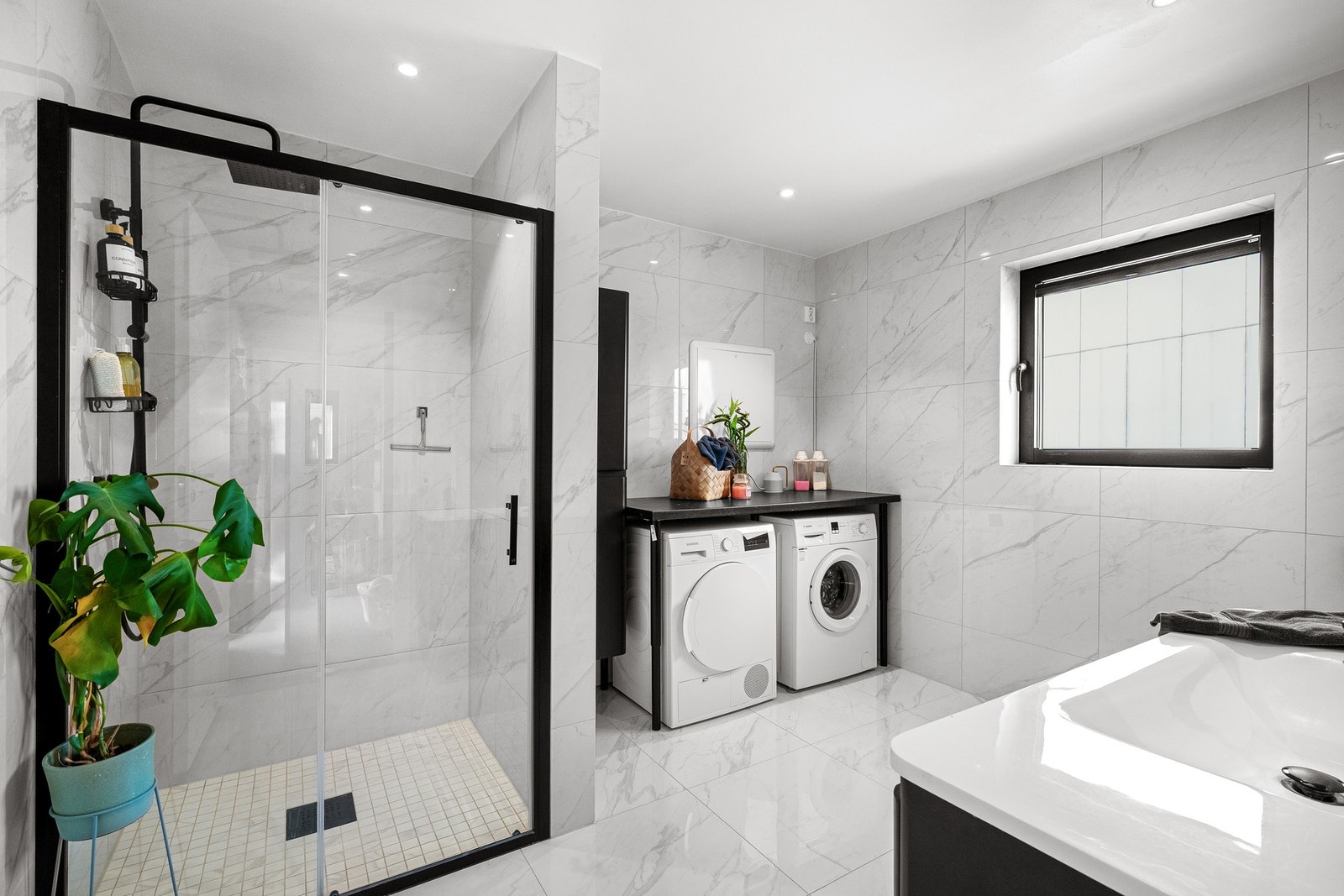 Lekkert helfliset bad med romslig dusjhjørne. Galleribilde