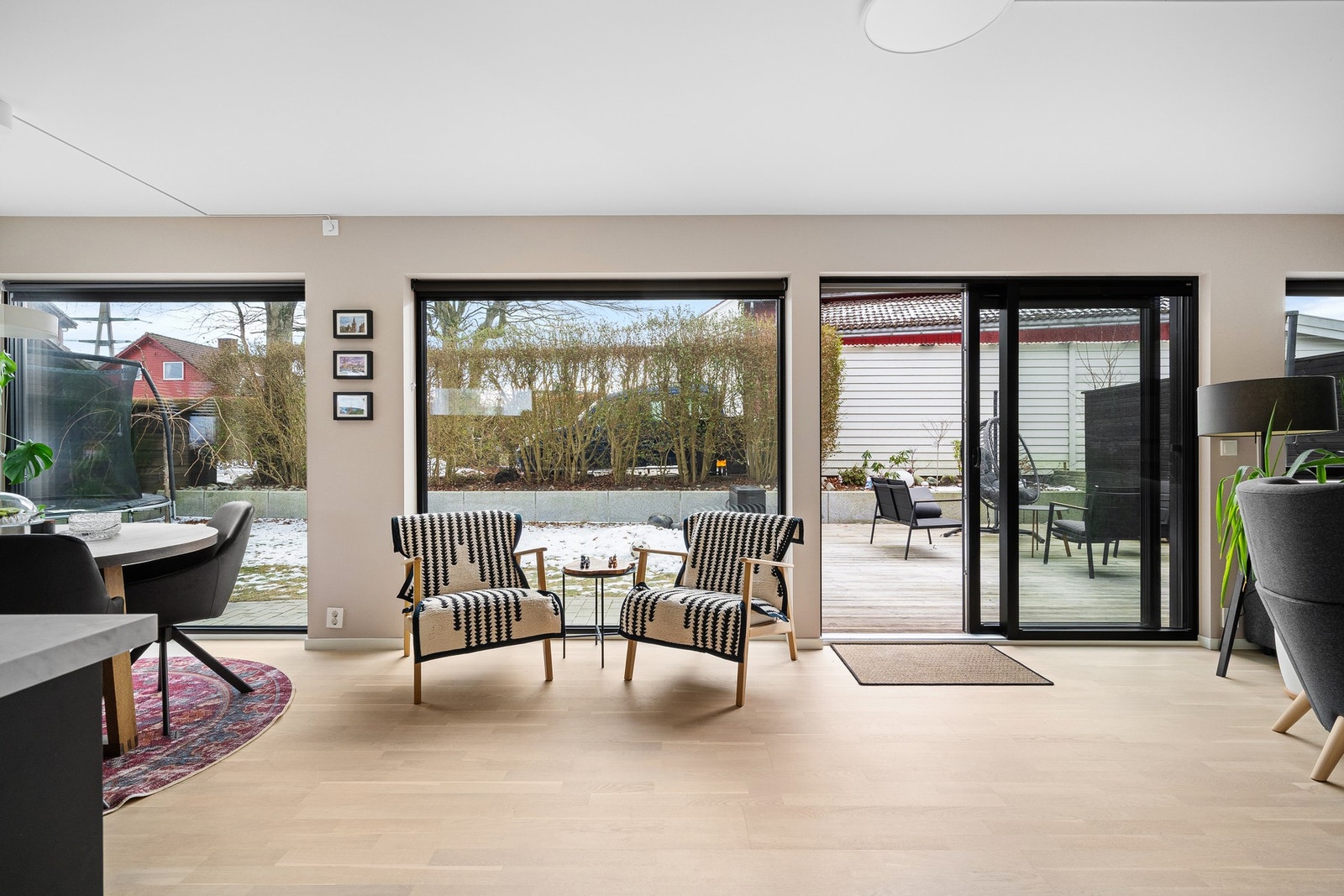 Boligen fremstår lys og luftig med store vindusflater som sikrer rikelig med naturlig lysinnslipp. Galleribilde