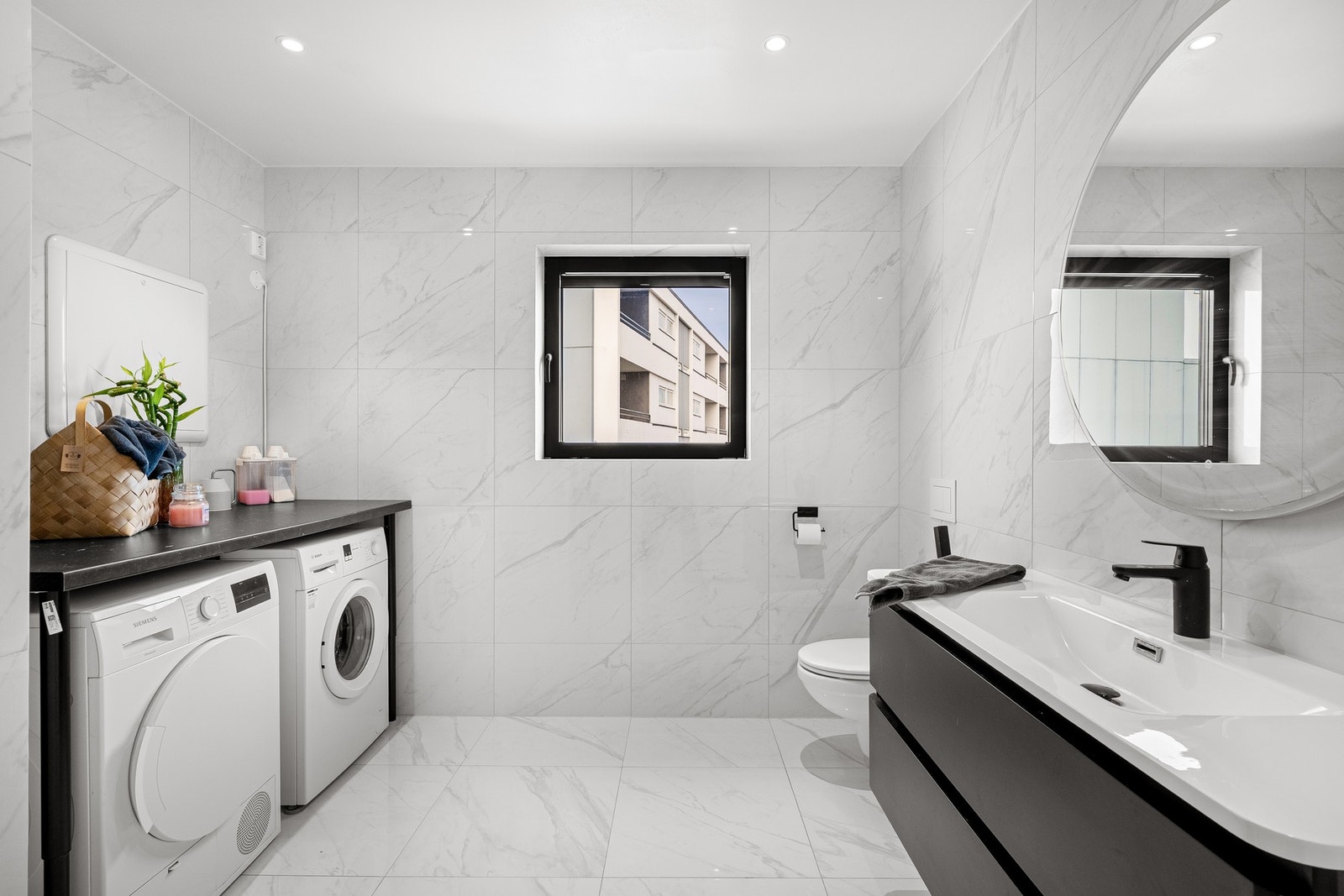 Det er opplegg for vaskemaskin og tørketrommel på badet. Galleribilde