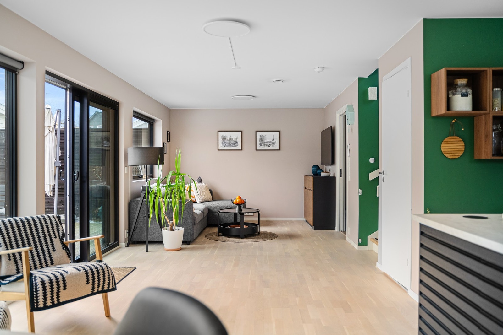 Gjennomgående er parkett på gulv og listefrie overganger mellom vegg og himling. Galleribilde