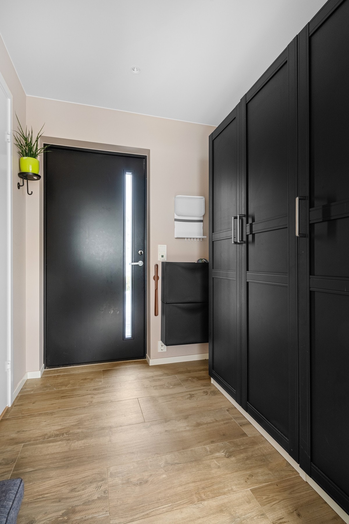 Entréen er romslig med god plass til å henge fra seg yttertøy. Galleribilde