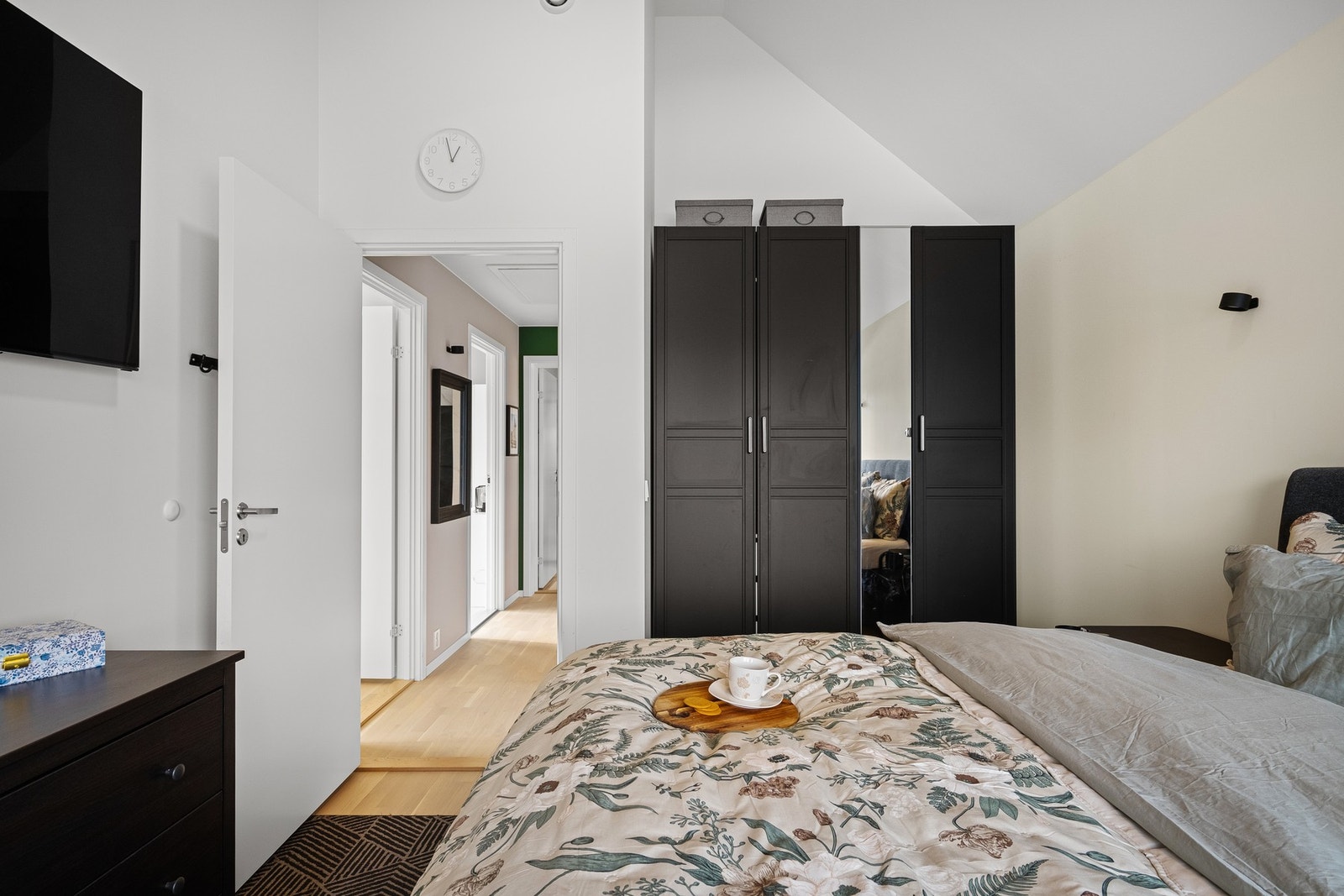 Soverommet har god takhøyde og plass til ønsket garderobeløsning. Galleribilde