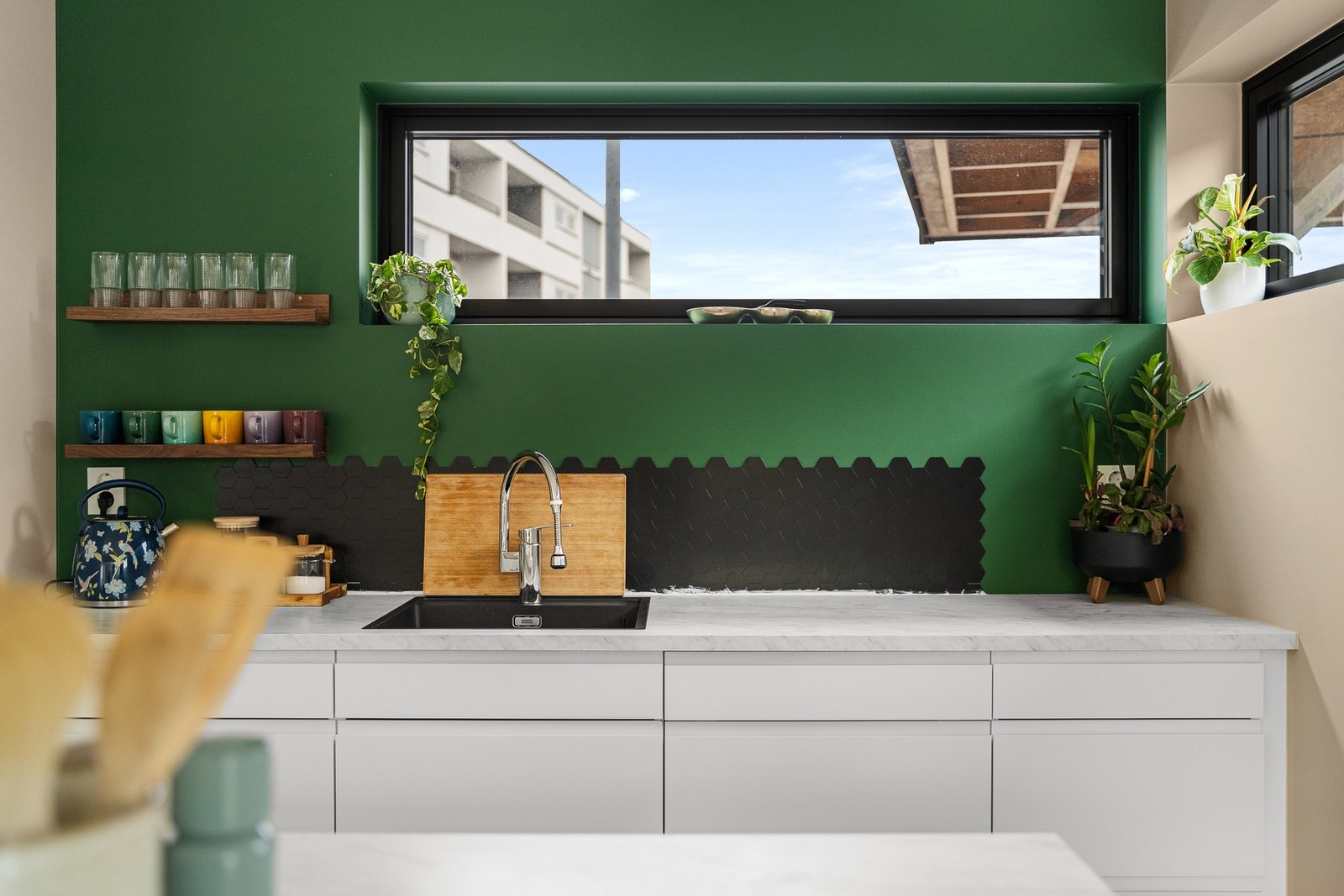 Kjøkkenet har godt med skap- og benkeplass. Galleribilde