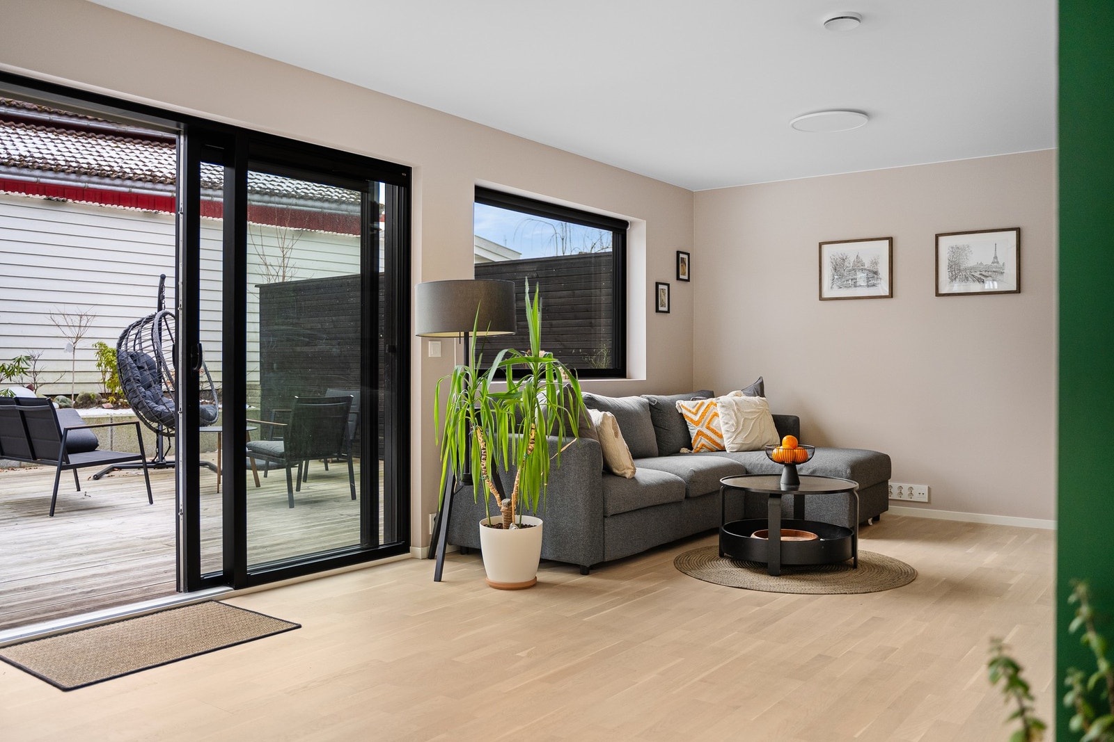 Fra stuen er det utgang til terrasse og hage. Galleribilde