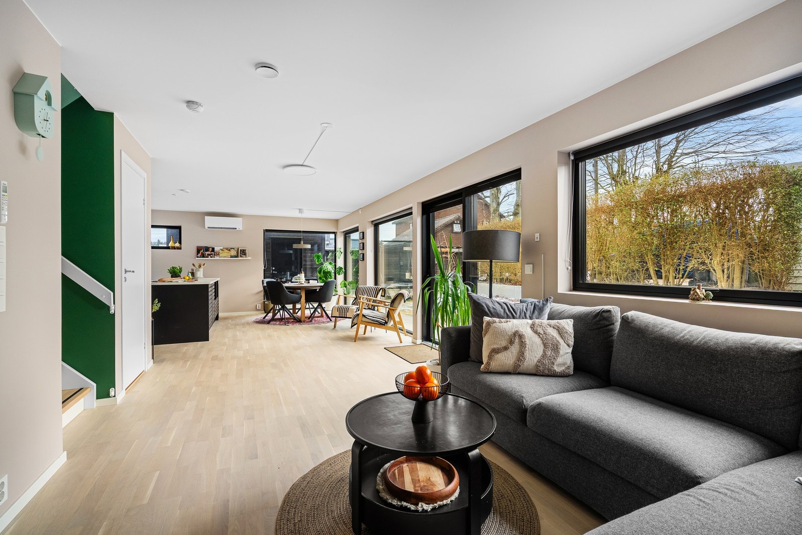 Velkommen til en innbydende del av tomannsbolig fra 2022 med herlig uteområde og attraktiv beliggenhet på Tjensvoll. Galleribilde