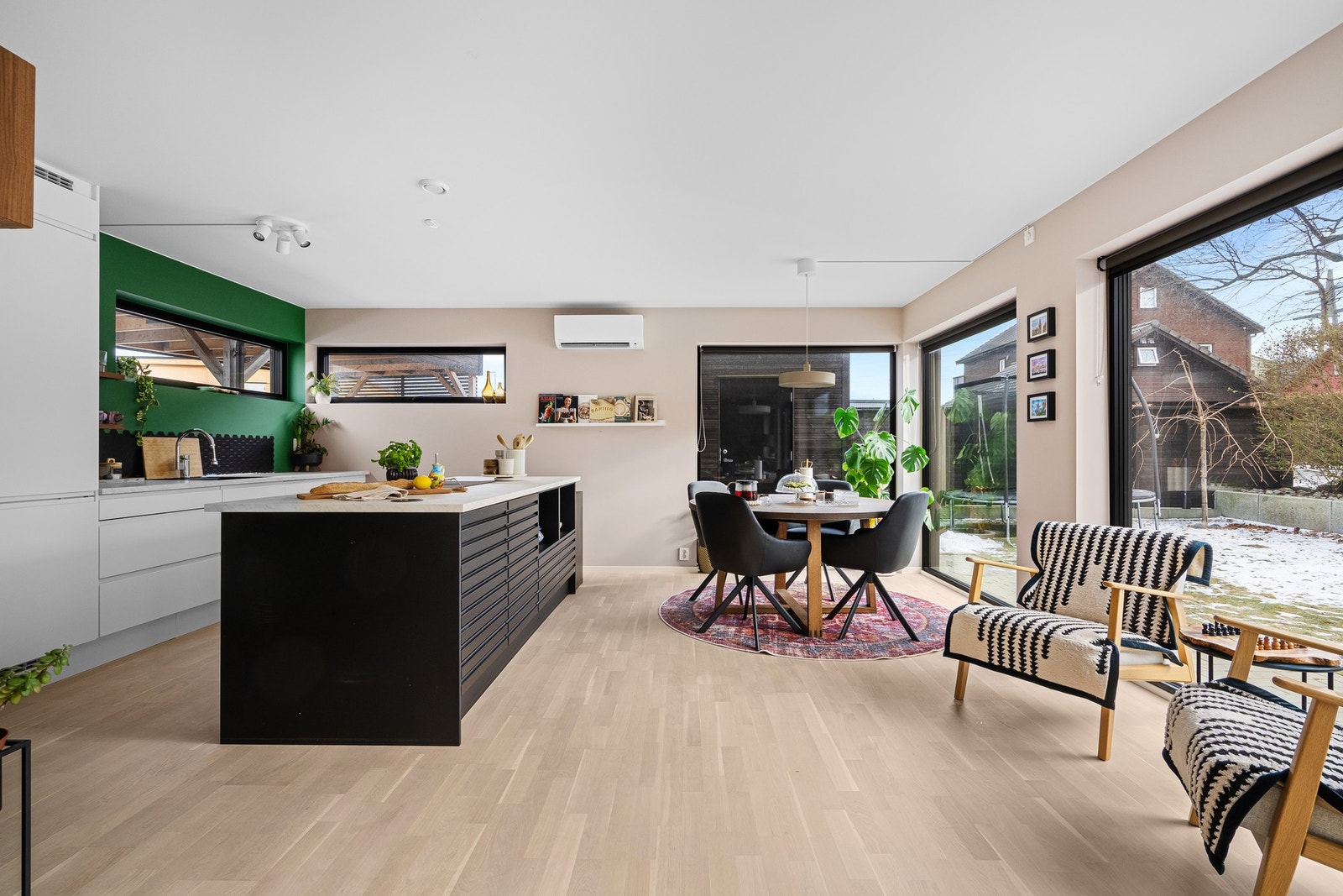 Stue og kjøkken ligger i åpen løsning til hverandre, noe som bidrar til en sosial atmosfære. Galleribilde