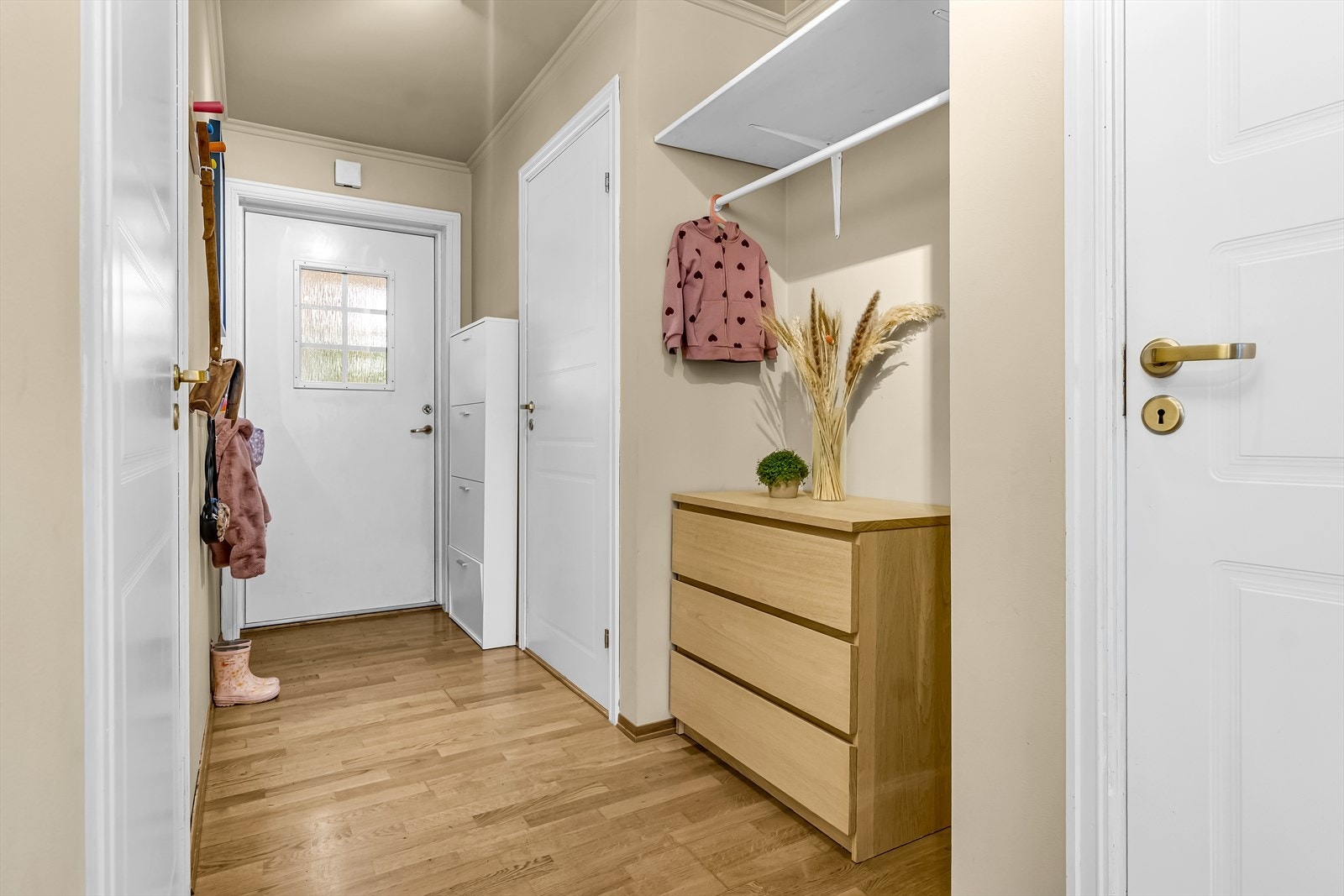 Fra entréen er det adkomst til de øvrige rommene i boligen. Galleribilde