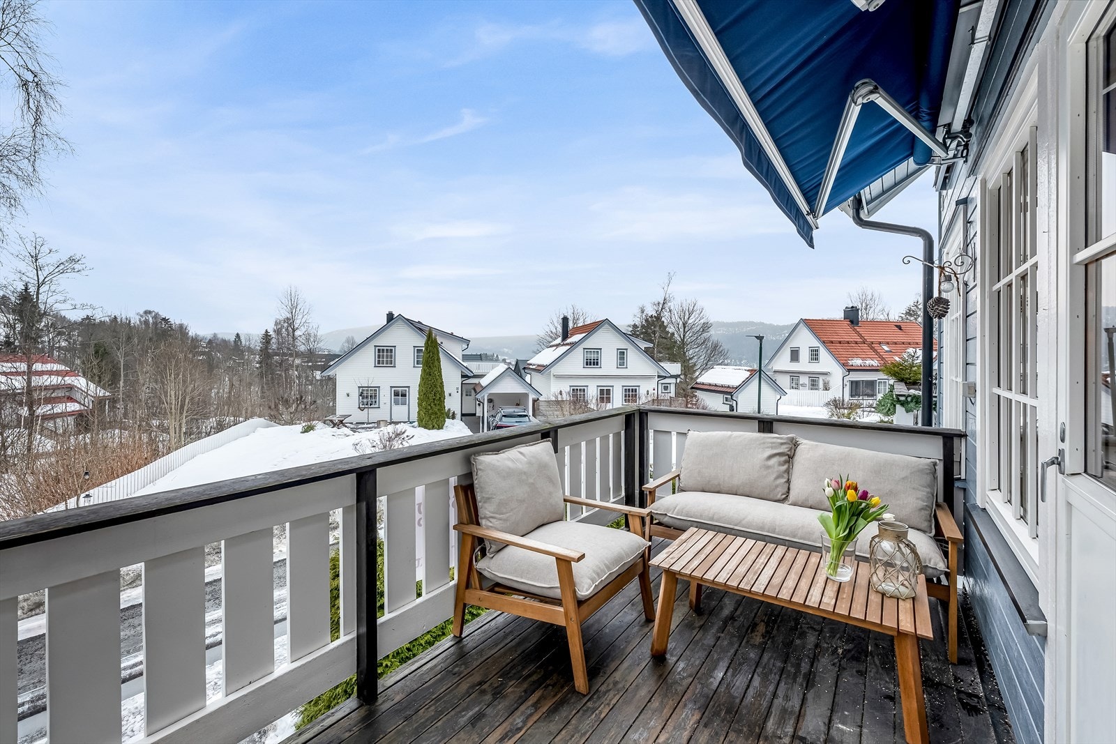 Fra stuen er det direkte utgang til en romslig og solrik balkong på 7 kvm.
Fotograf: Håvard Daae Rognli. Galleribilde