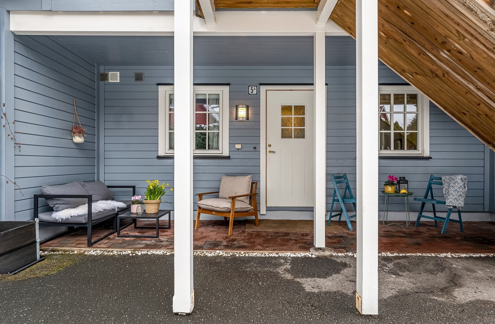 Inngangsparti utendørs med mulighet for sittegruppe. Galleribilde