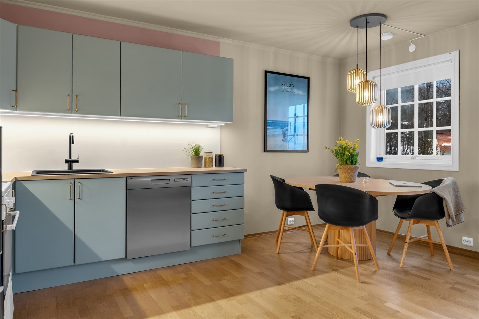 Kjøkkenet er utstyrt med frittstående hvitevarer, herunder kjøleskap med frysedel, komfyr med keramisk platetopp og oppvaskmaskin. Galleribilde