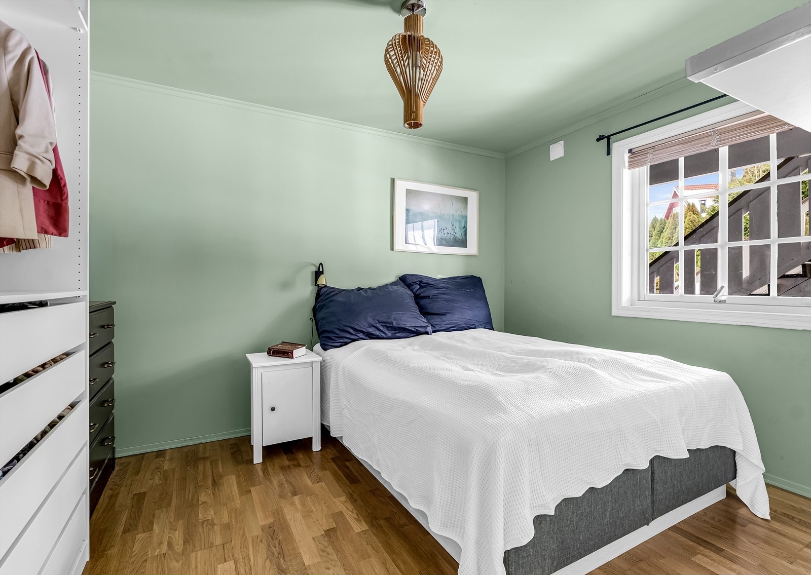 Hovedsoverommet er av god størrelse, med plass til dobbeltseng, garderobe og nattbord. Galleribilde