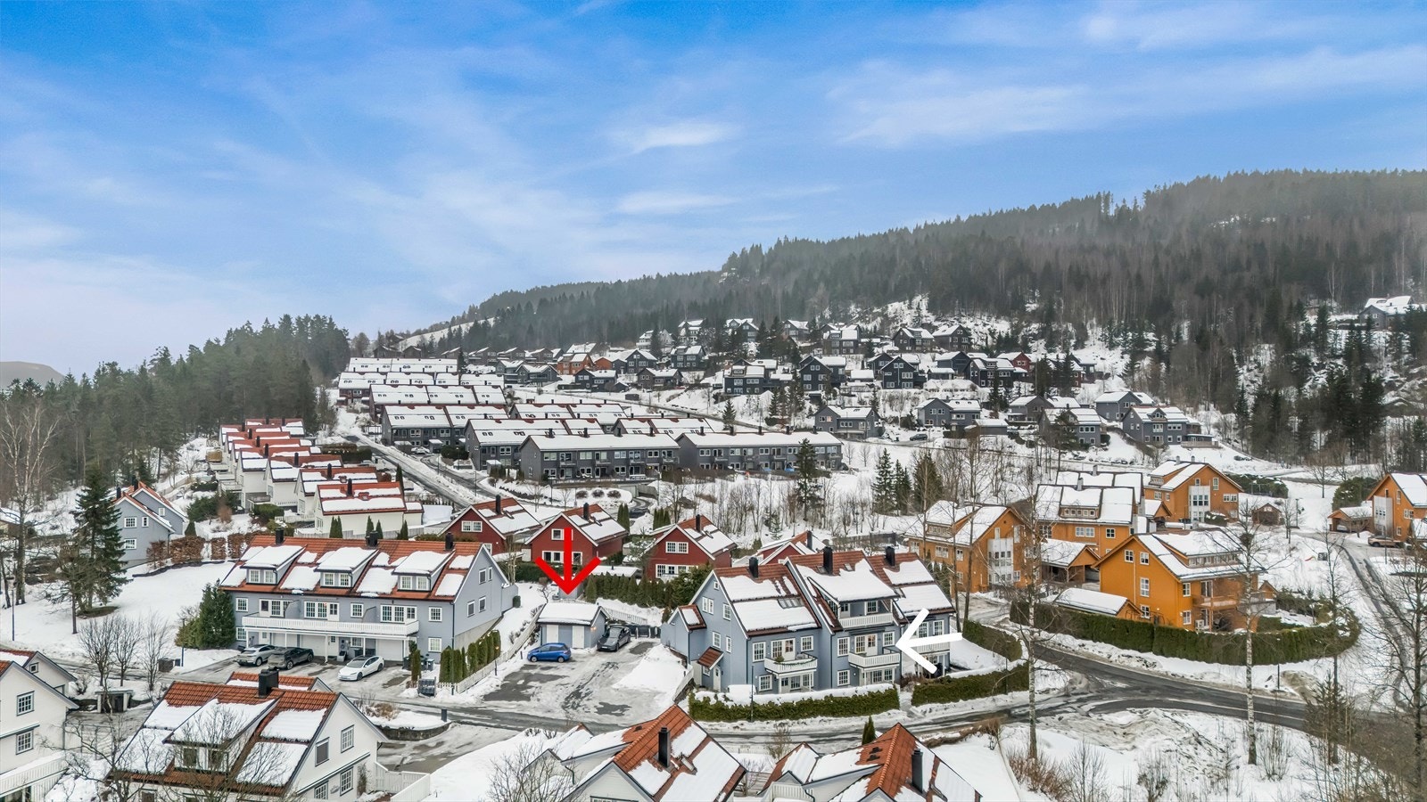 Rød pil viser hvor boden befinner seg. Hvit pil viser hvor leiligheten befinner seg. Galleribilde