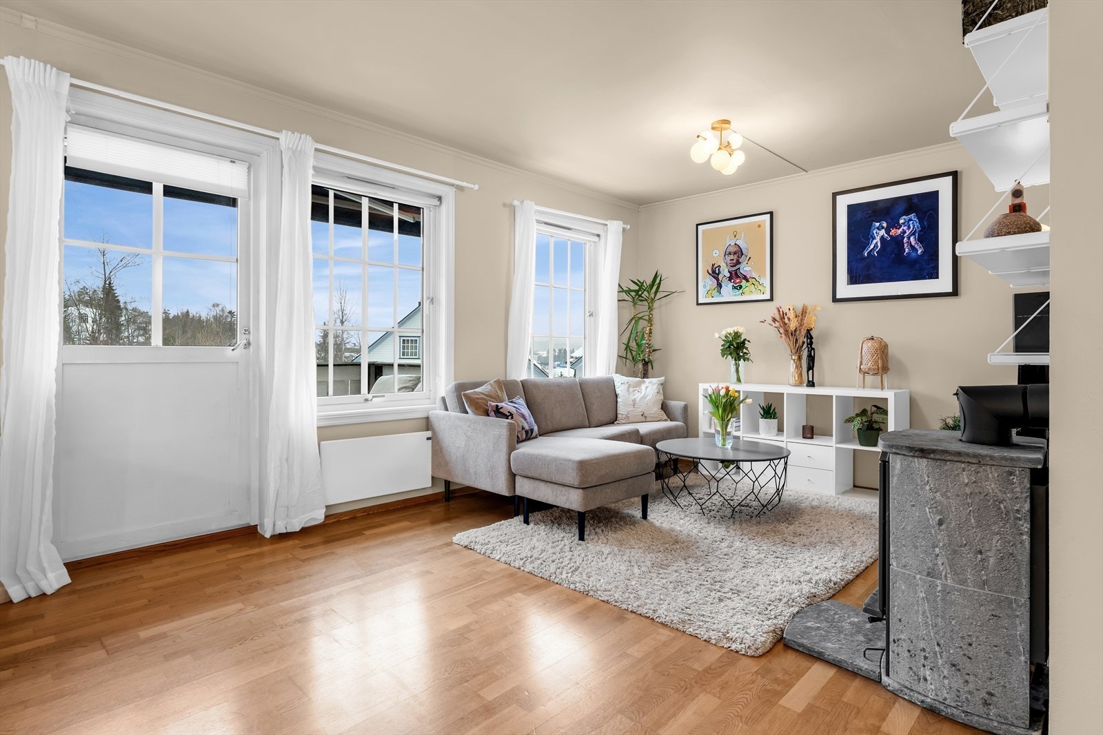 Rommet har en god planløsning med plass til både romslig sofagruppe og flere innredningsmuligheter. Galleribilde