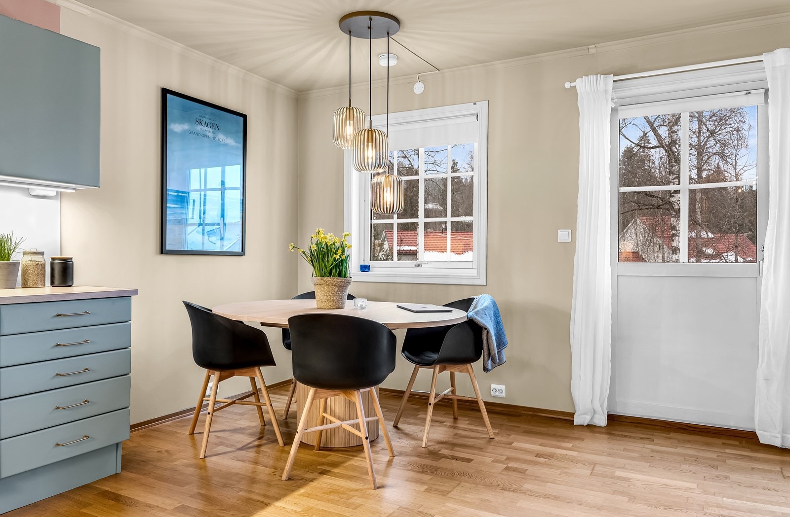 Naturlig spisebordkrok i åpen løsning mellom kjøkken og stue. Galleribilde