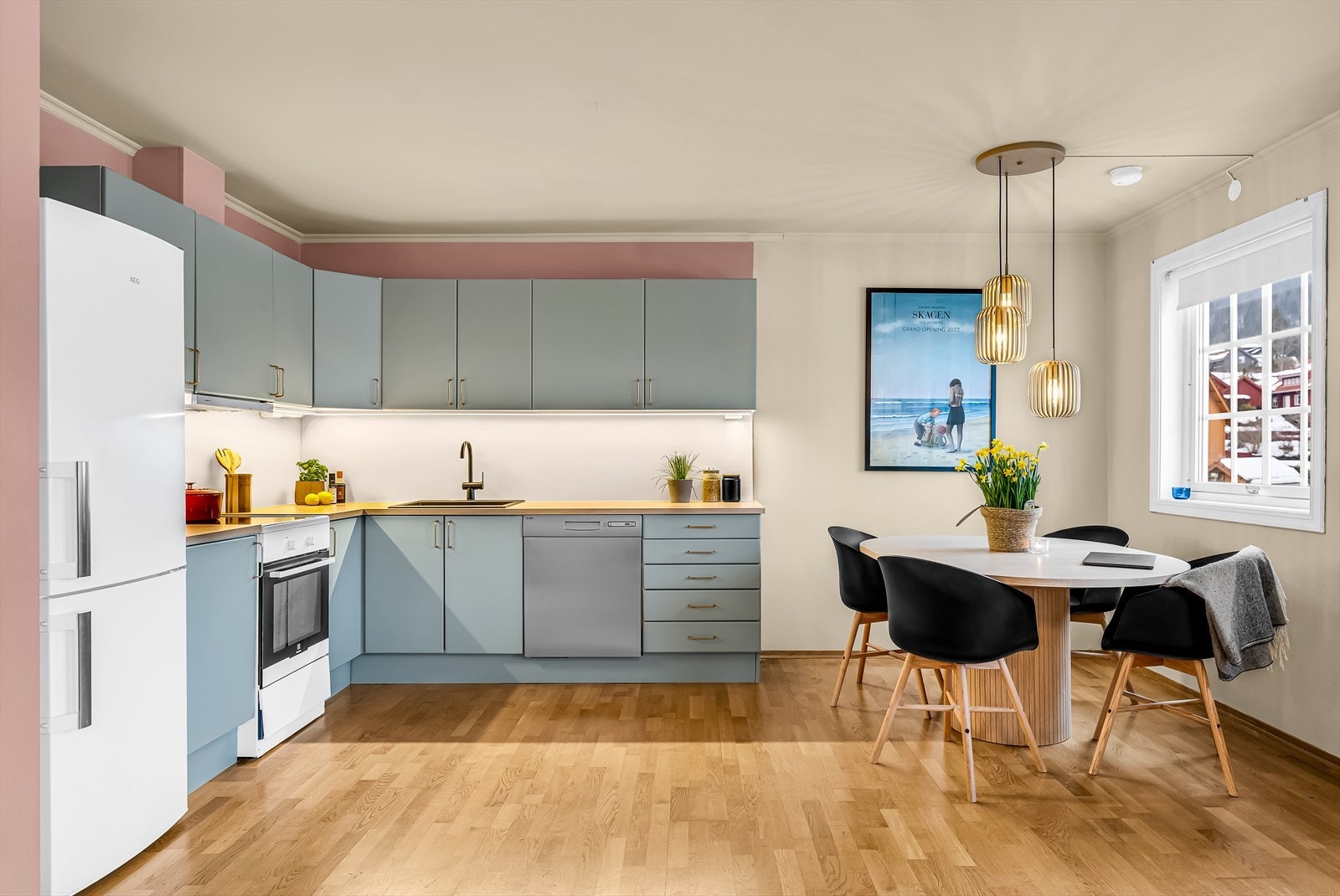 Kjøkkenet har en åpen løsning mot stuen, noe som skaper en luftig og sosial planløsning. Galleribilde