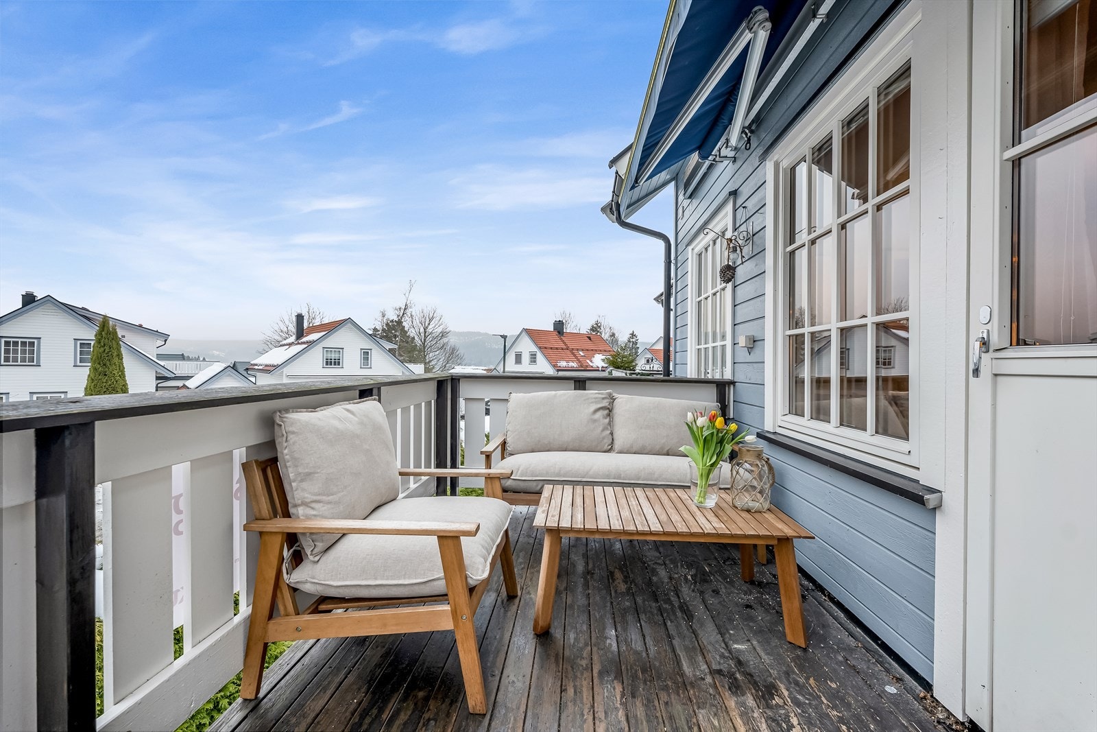 Her er det plass til sittegruppe, perfekt for rolige morgener eller sosiale kvelder. Galleribilde