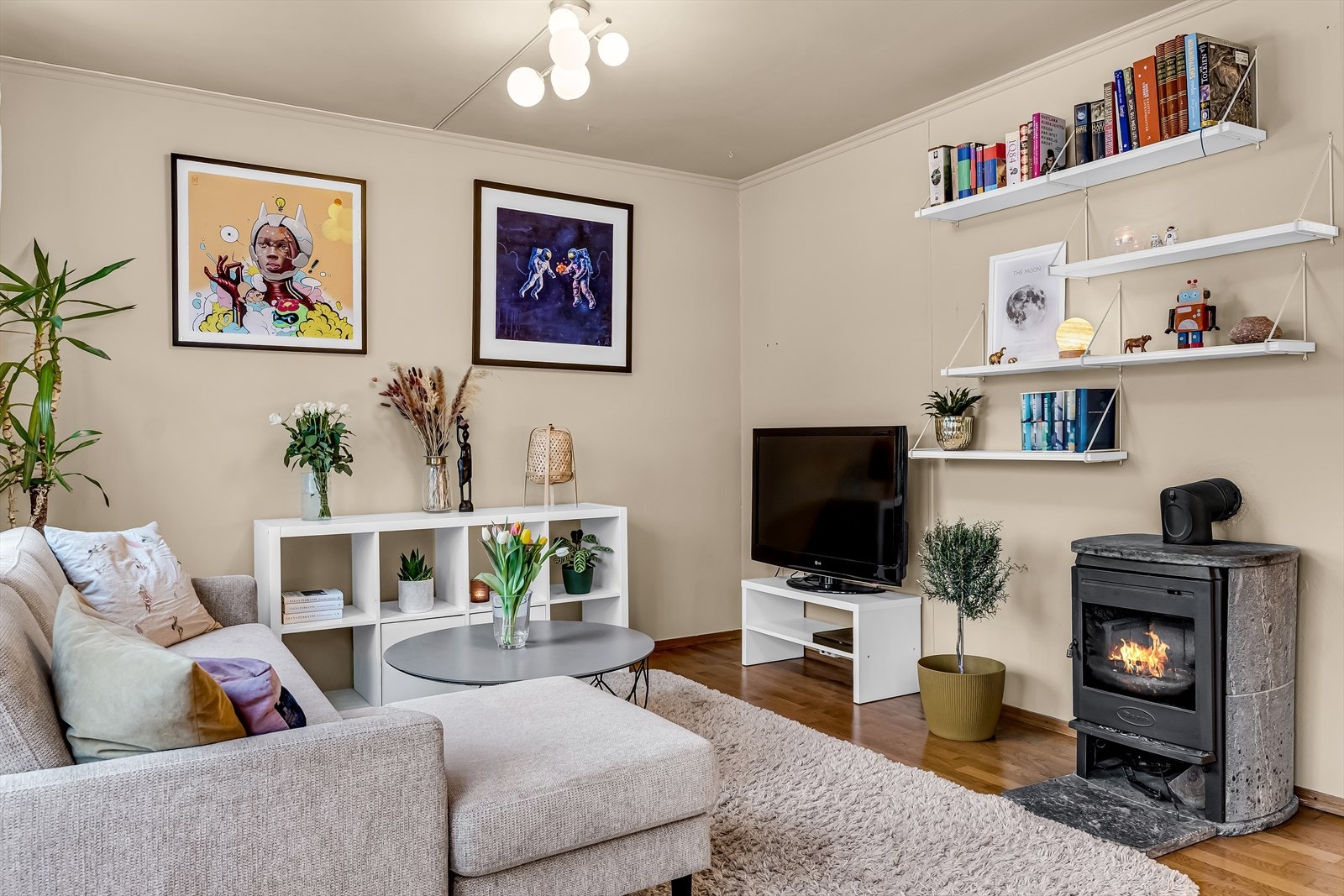 Innbydende stue med peis som gir både varme og stemning på kjølige dager. Galleribilde