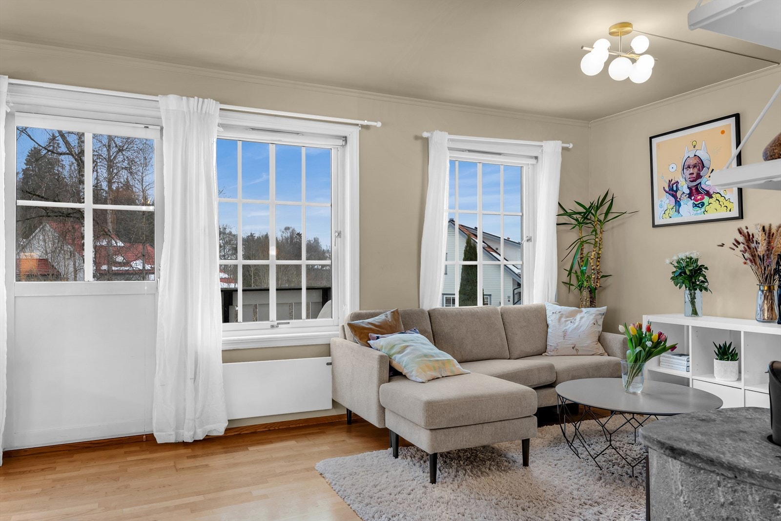 Stuen er meget innbydende med store vindusflater som gir rikelig med naturlig lys.
Fotograf: Håvard Daae Rognli. Galleribilde