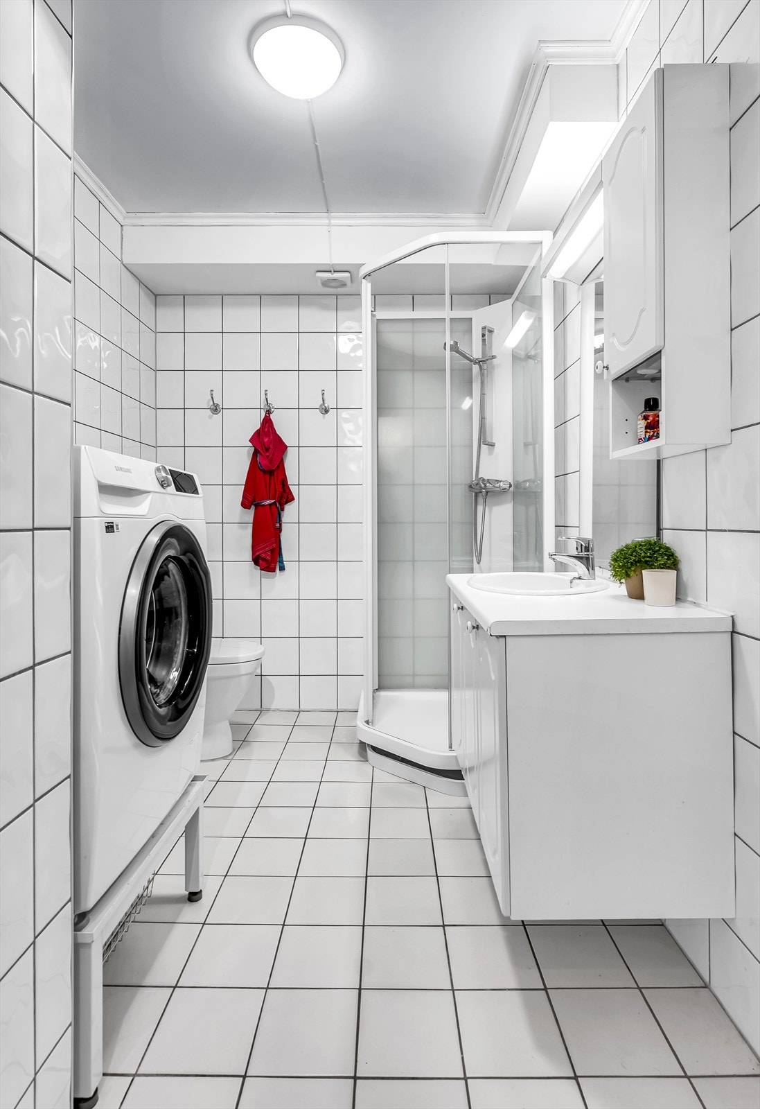 Bad fra byggeår med flislagt gulv og elektrisk gulvvarme, samt flislagte vegger. Galleribilde