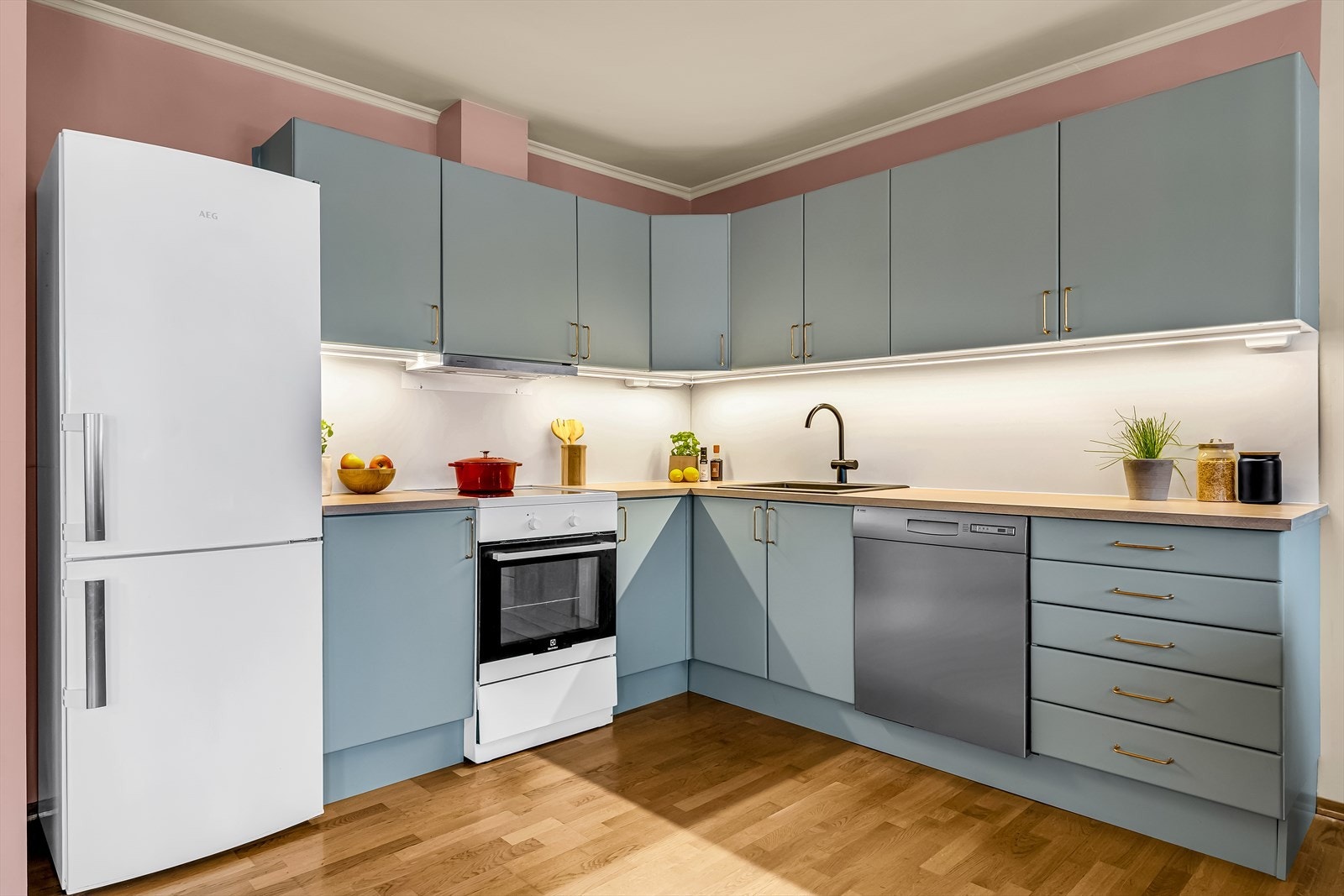 Kjøkkeninnredning fra byggeår med glatte fronter og laminert benkeplate. Galleribilde