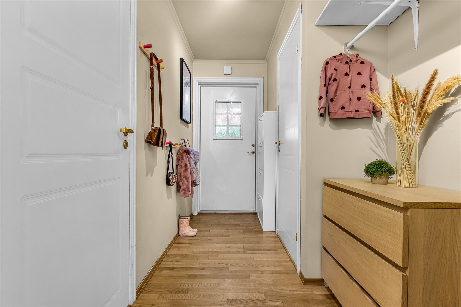 Inngangspartiet er romslig med god plass til oppbevaring av yttertøy og sko. Galleribilde