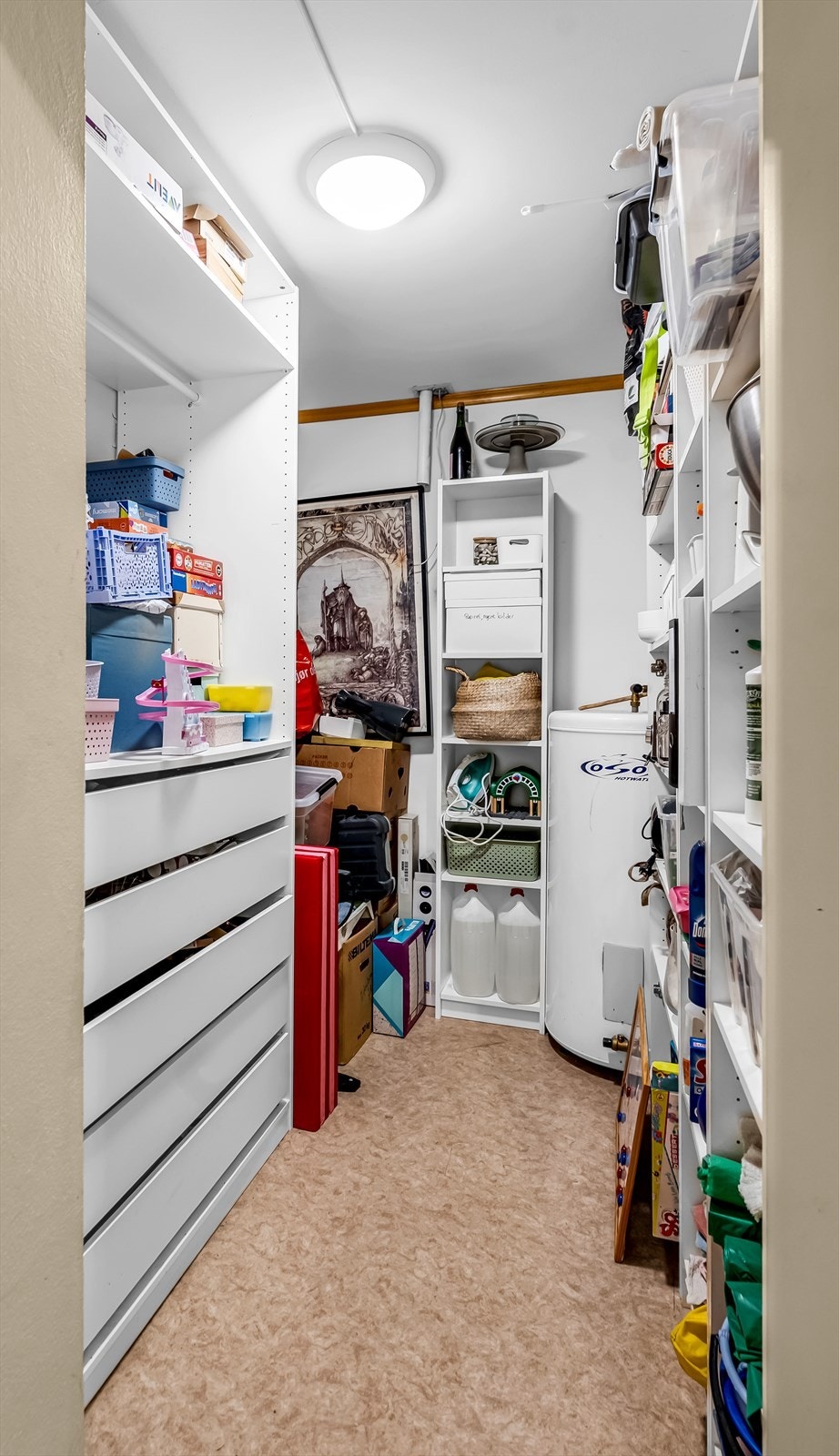 Leiligheten har egen praktisk bod som gir gode oppbevaringsmuligheter for klær, sportsutstyr eller andre eiendeler som ikke brukes daglig. Galleribilde