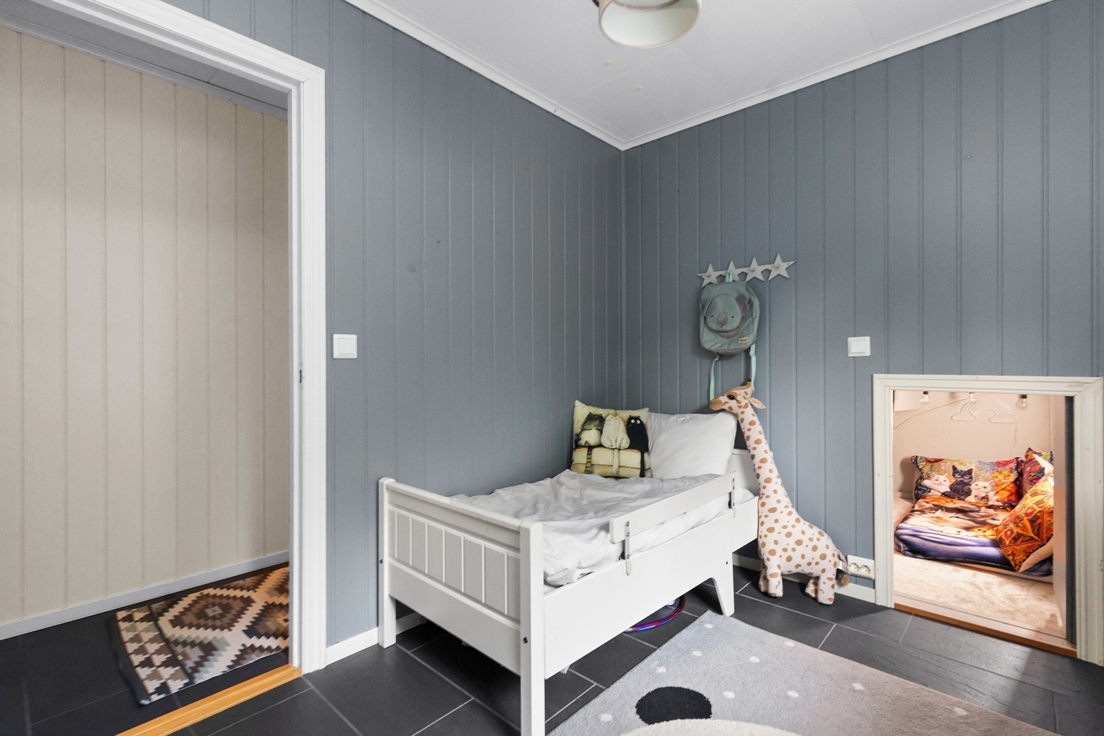 Soverom 1 som har kjekk liten hule for de aller minste. Galleribilde