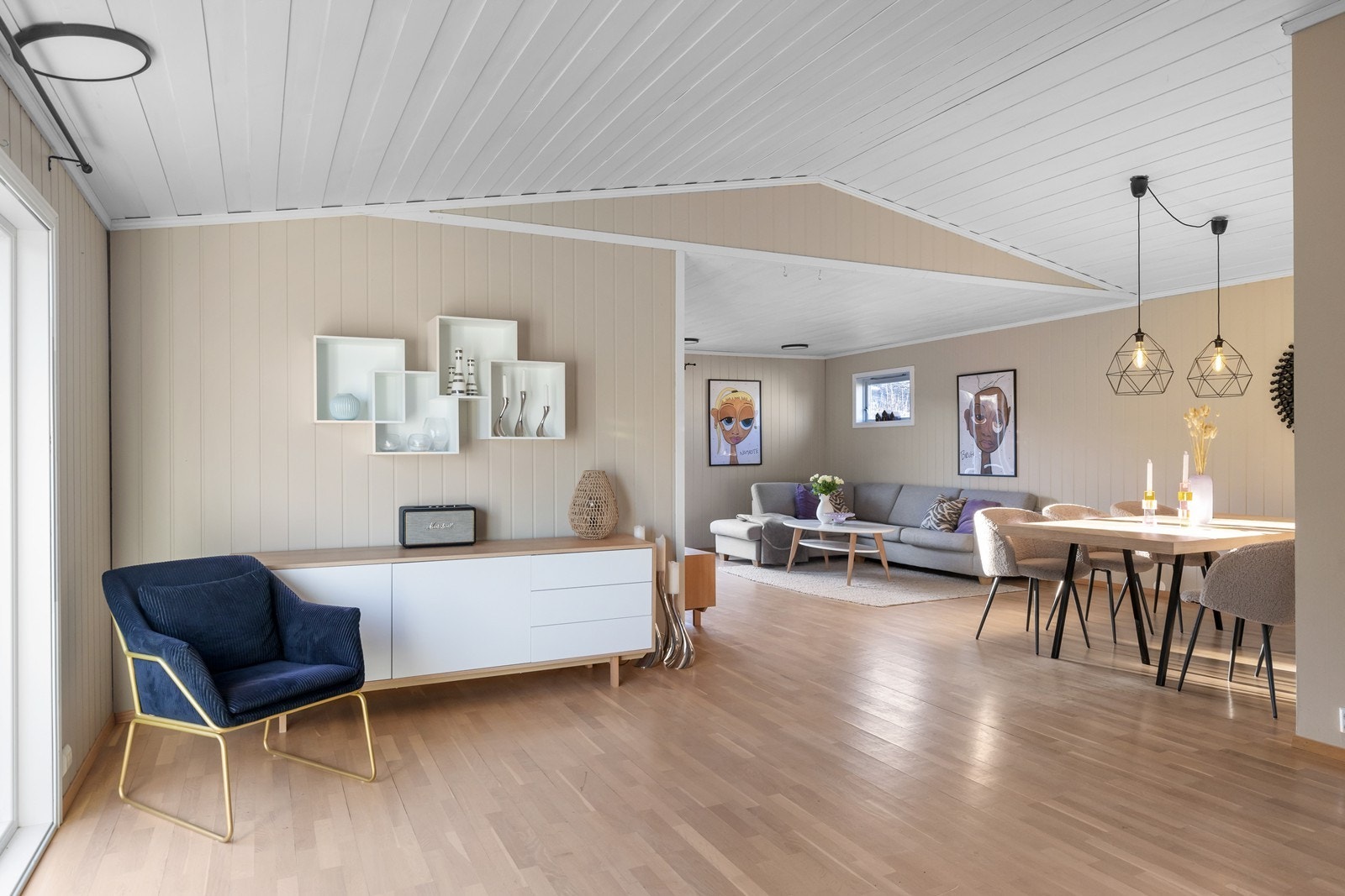 Det er utgang til terrassen fra både stuen og kjøkkenet. Galleribilde