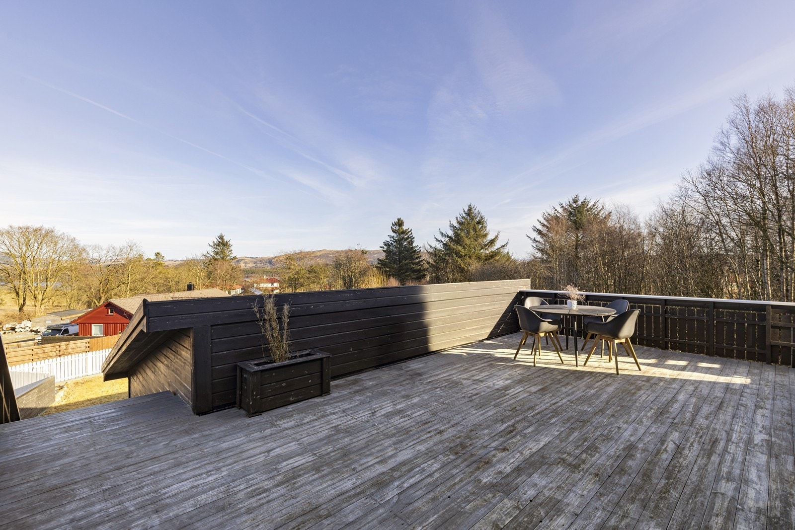 Praktisk med trapp ned til hagen som gjør at man har enkel tilgang til hele uteområdet. Galleribilde