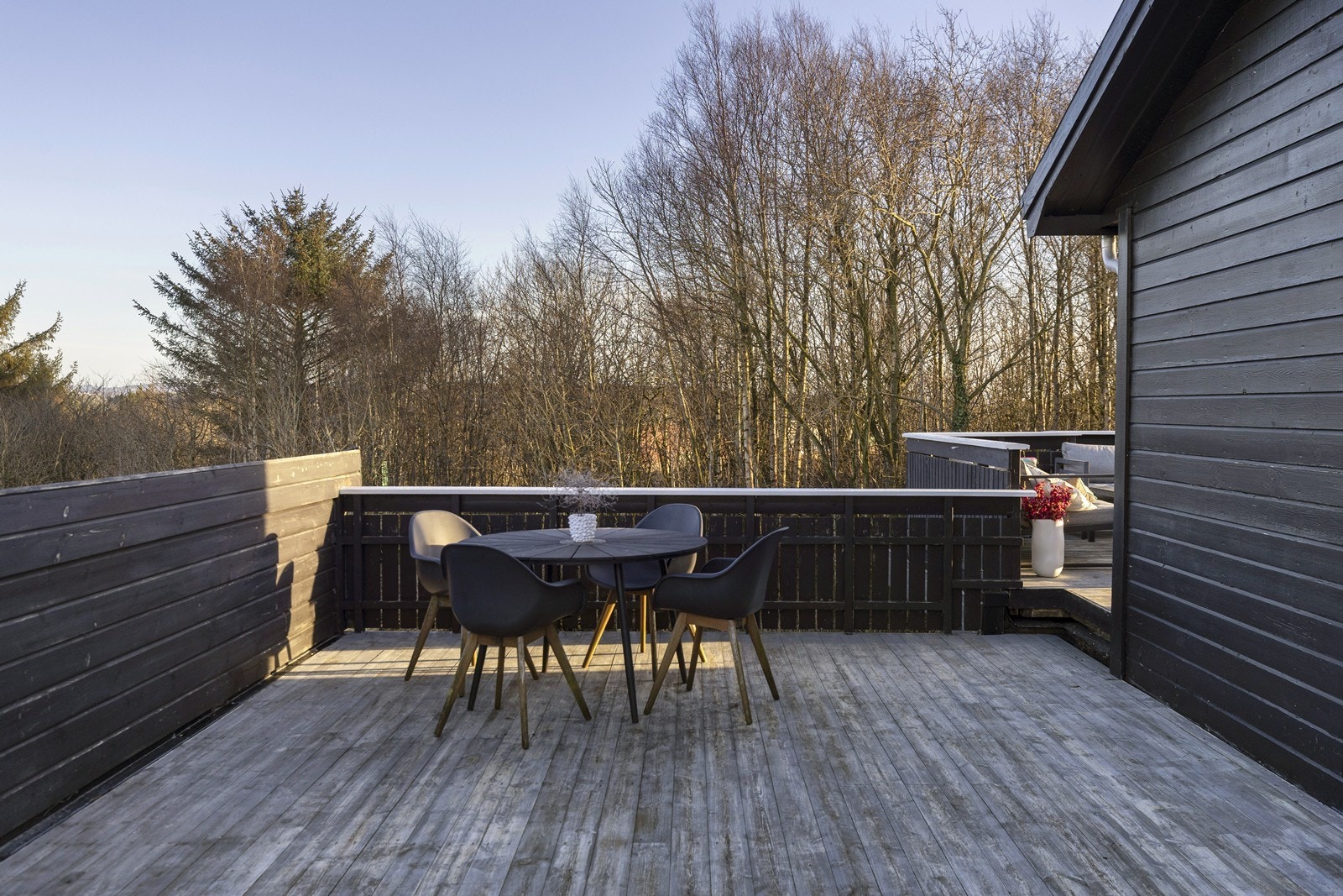 Her kan man ta kaffikoppen rett fra kjøkkenet og nyte morgensolen. Galleribilde